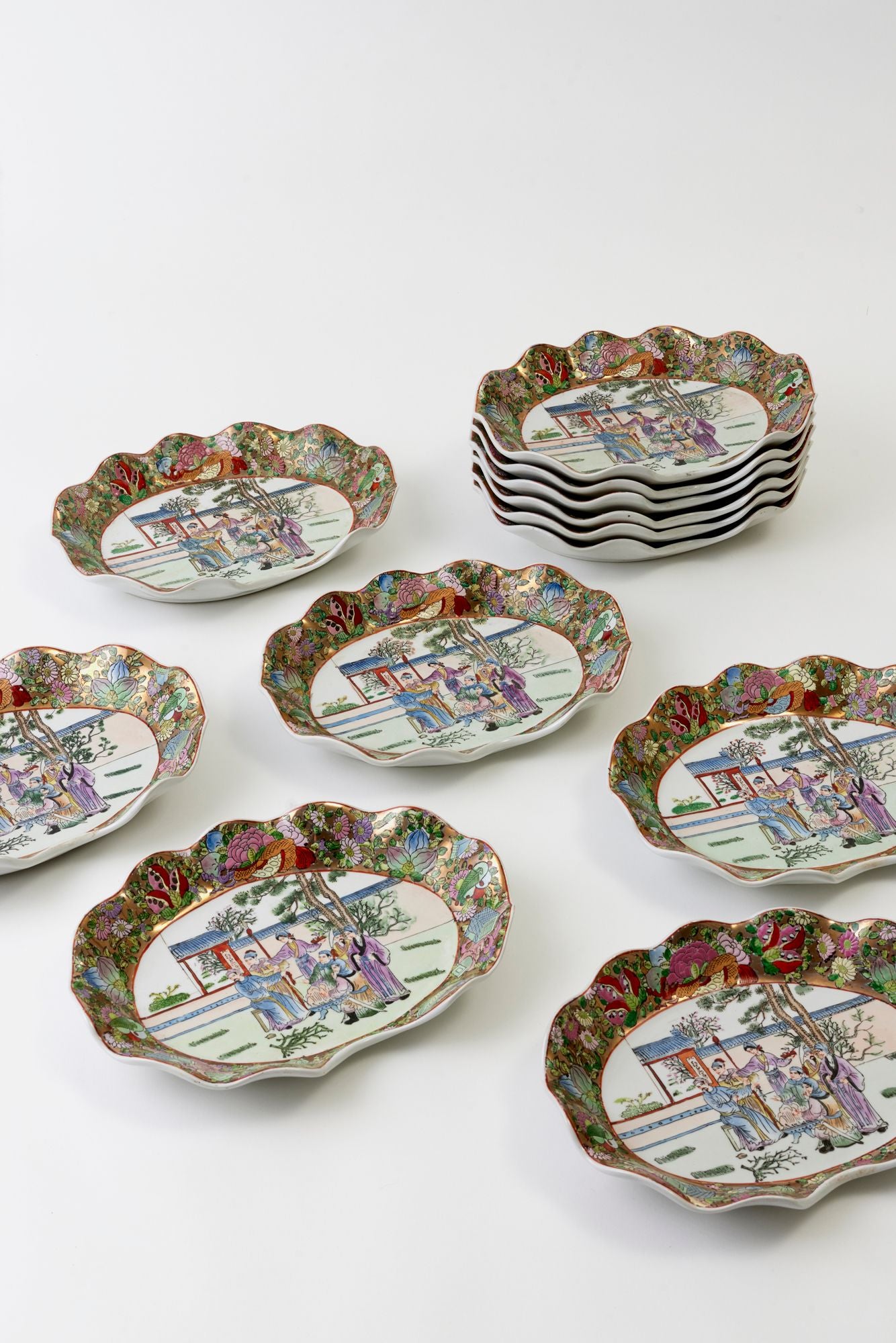 SET OF 12 VINTAGE ROSE MEDALLION OVAL PLATES.