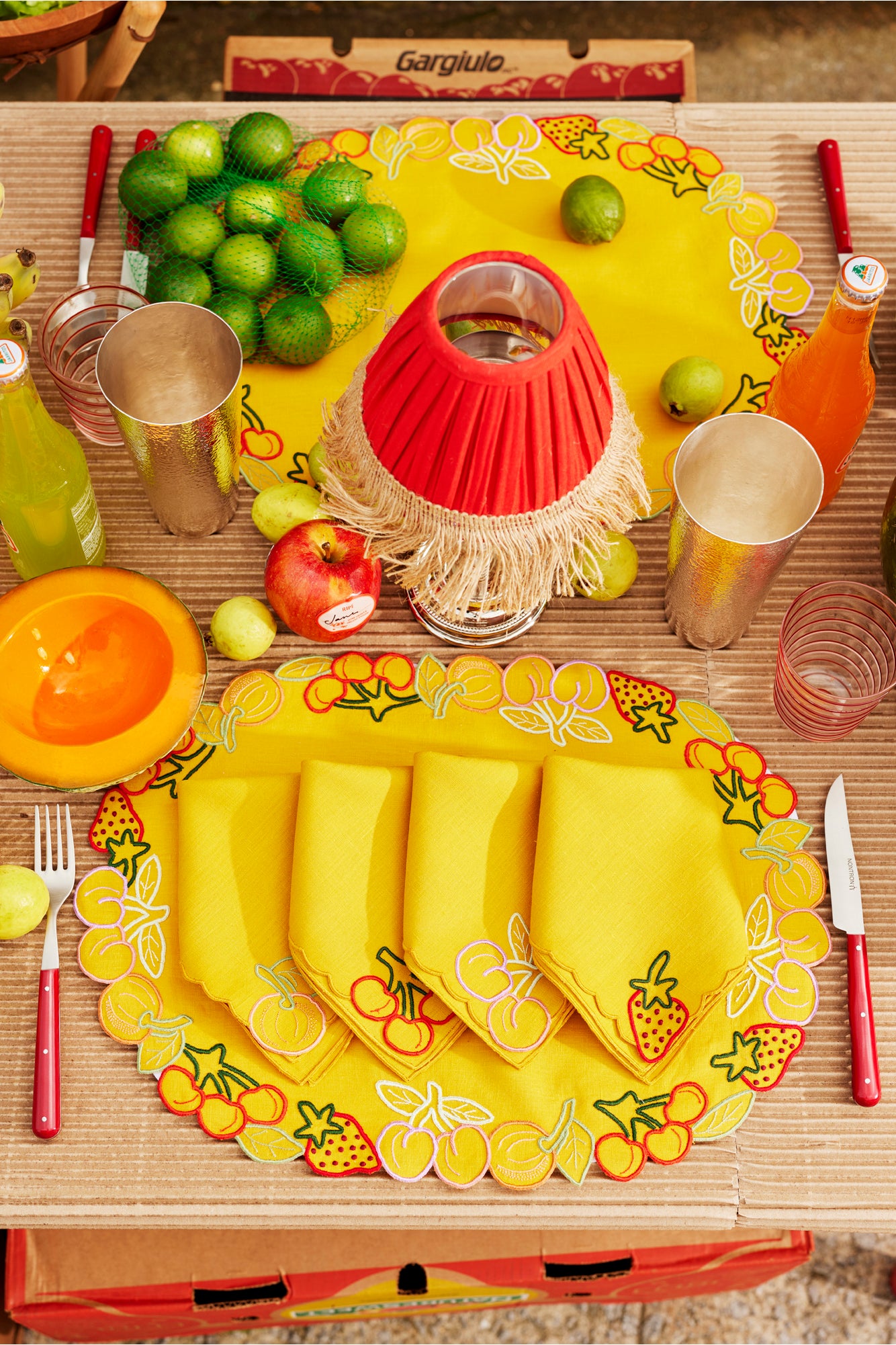 Placemat and dinner napkins with fruit embroidery.