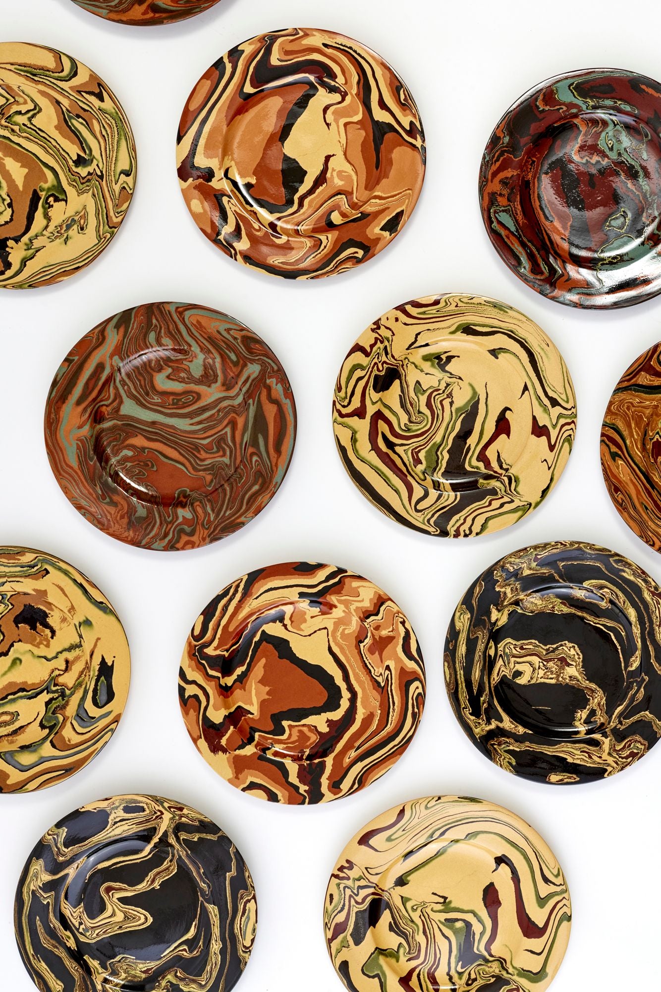 SET OF 12 MARBLED CERAMIC DINNER PLATES.