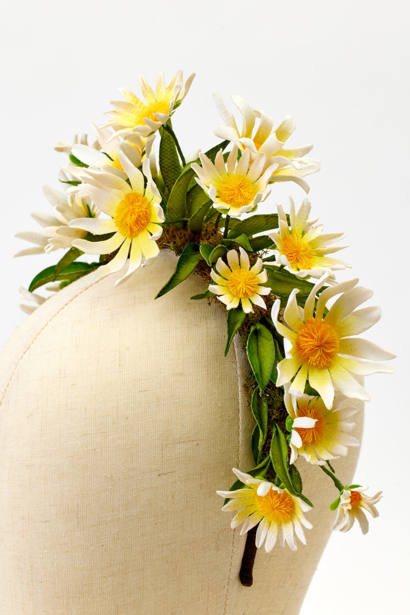 Headband with daisies.
