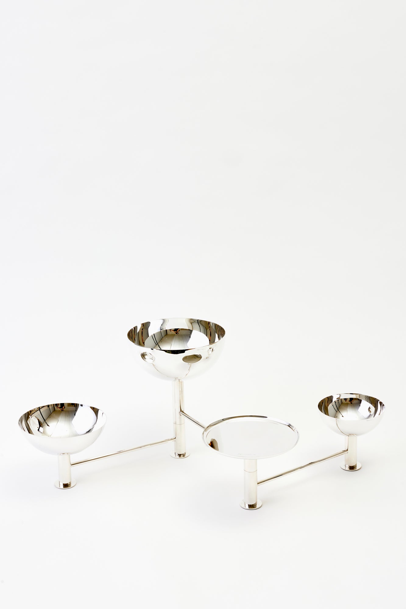 A statement piece for the contemporary hostess—this gleaming silver serving dish set is a fusion of art and functionality, capturing the essence of luxury tableware with its sculptural, reflective design.