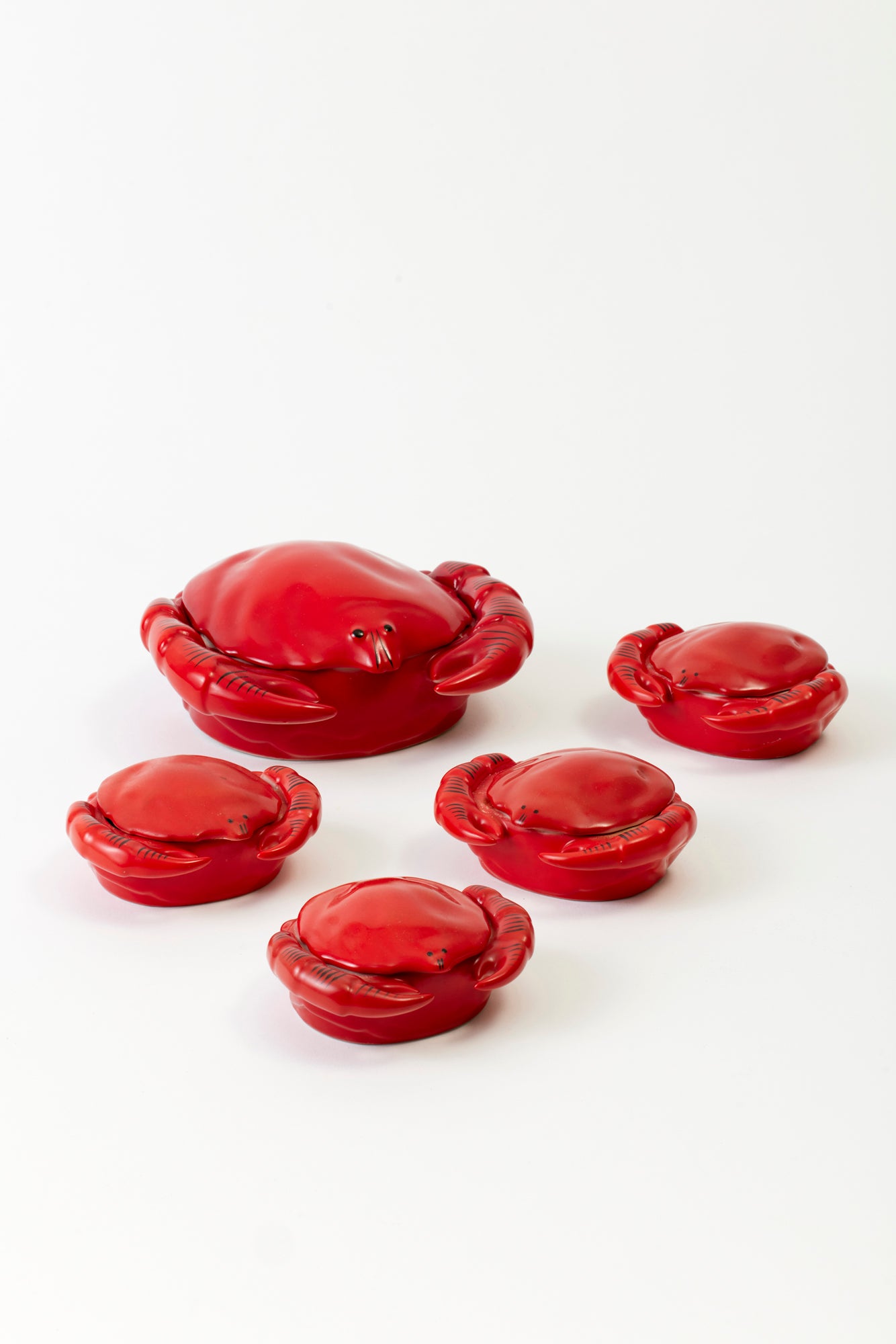 SET OF 5 VINTAGE CERAMIC CRAB COCOTTES.