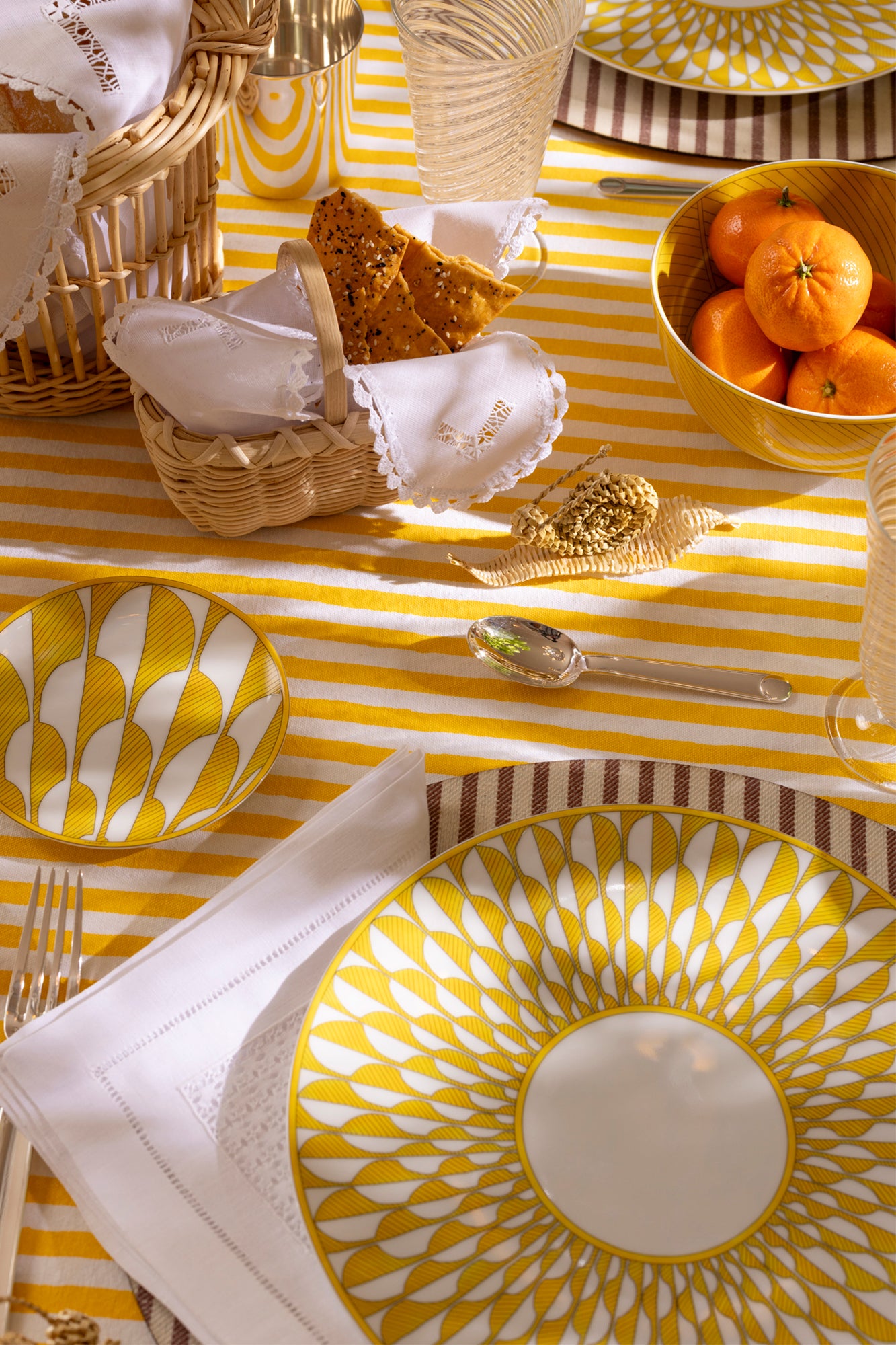 This architectural design by Arielle de Brichambaut for Hermès is intensely ablaze, its graphic forms radiating with warmth. The subtle variation in shades of yellow and the cross-hatched contours give depth to this ode to summer. Convivial, carefree, and even more beautiful in person - just like you. Fine porcelain. Made in France.