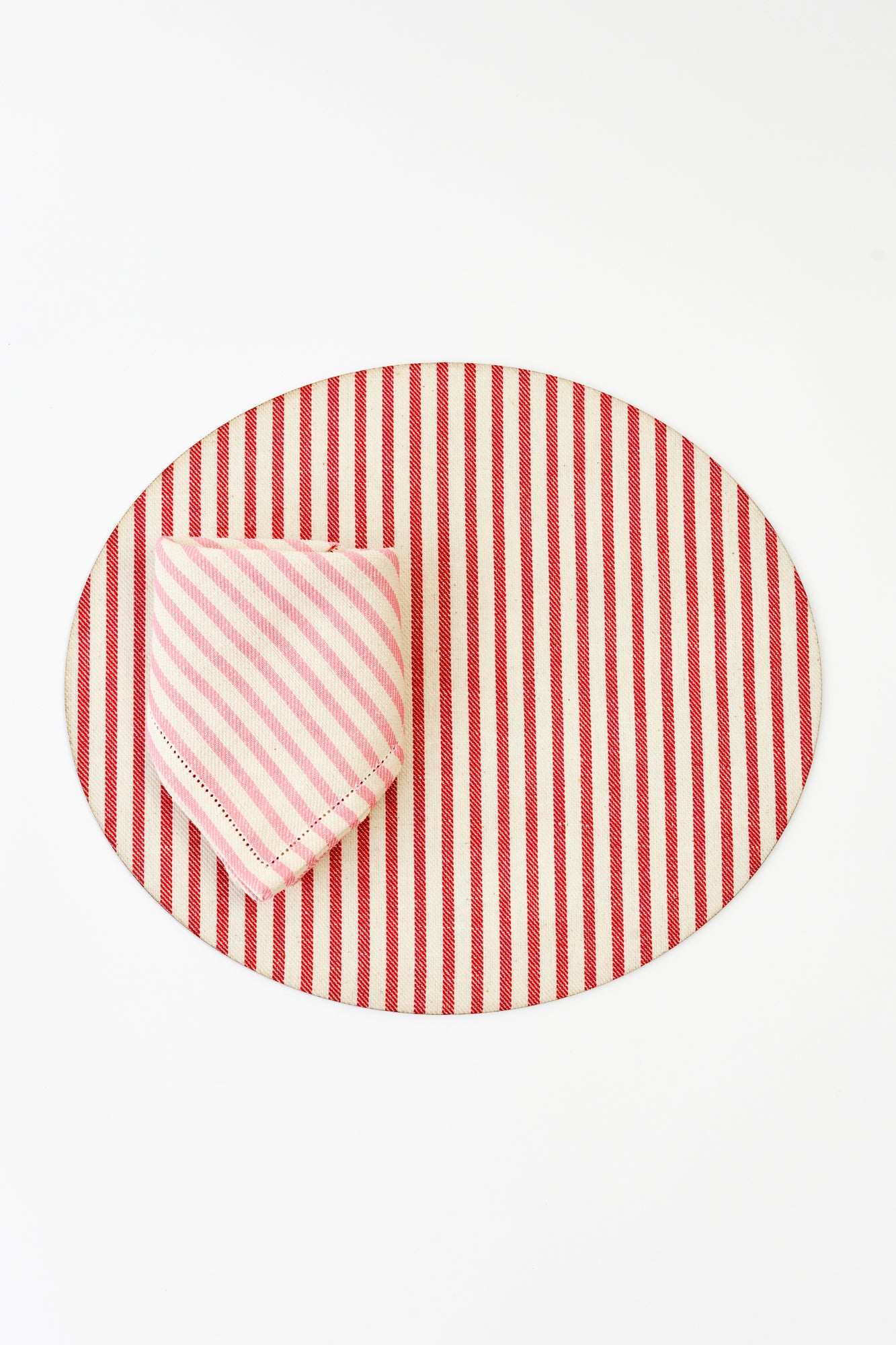 Round placemat with red and cream vertical stripes, adding a classic and elegant touch to any table setting.
