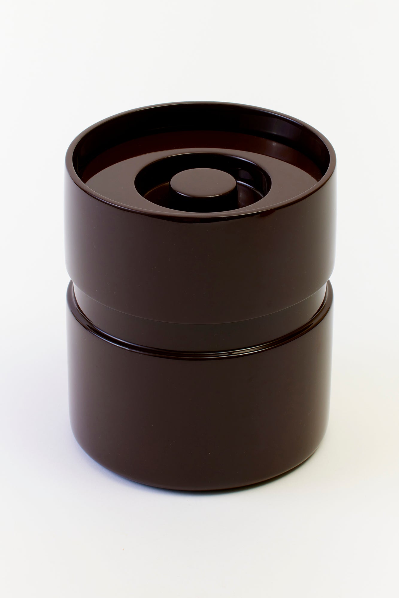 Ice bucket in chocolate brown.