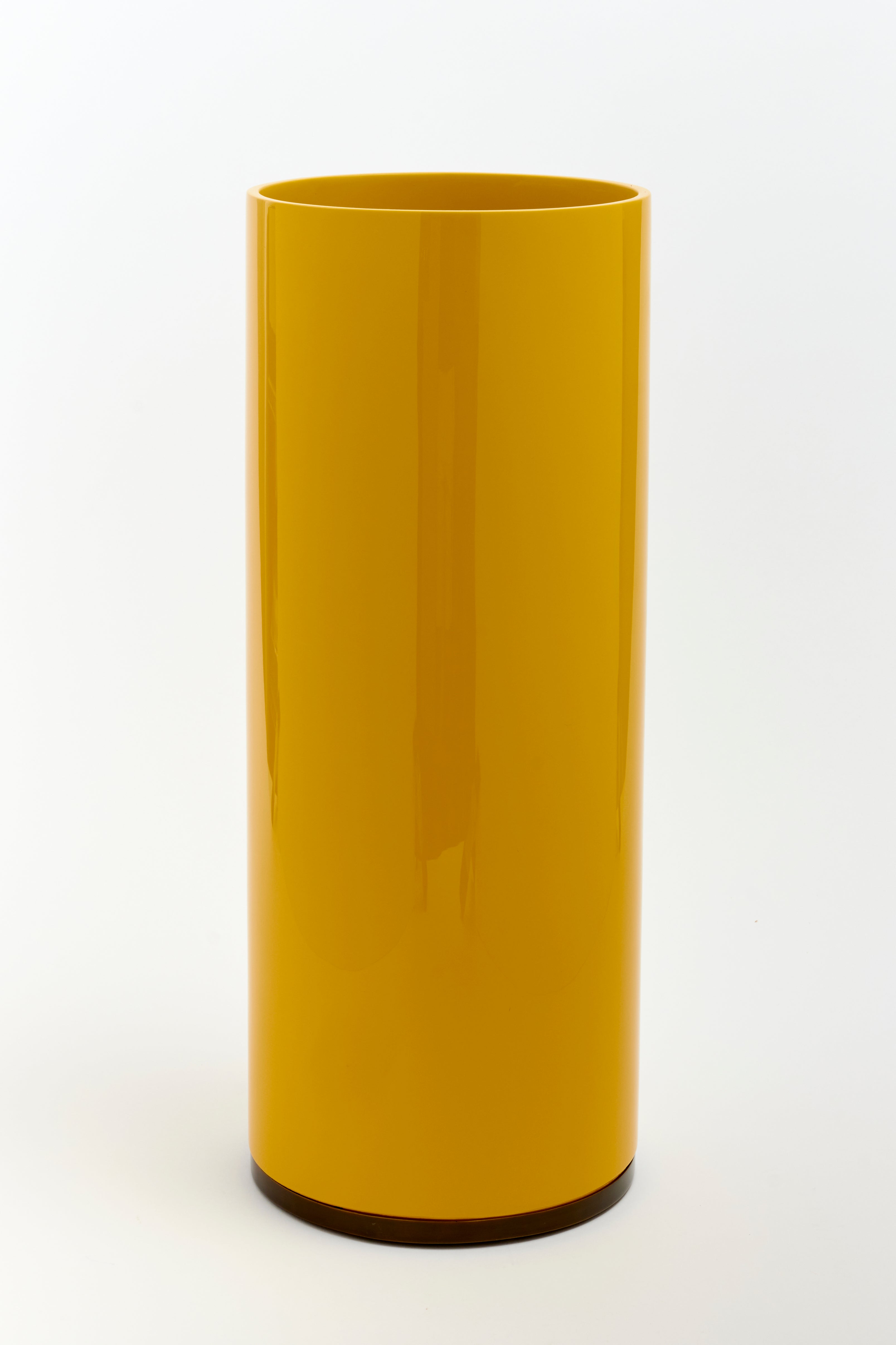 Umbrella stand in lacquer yellow.