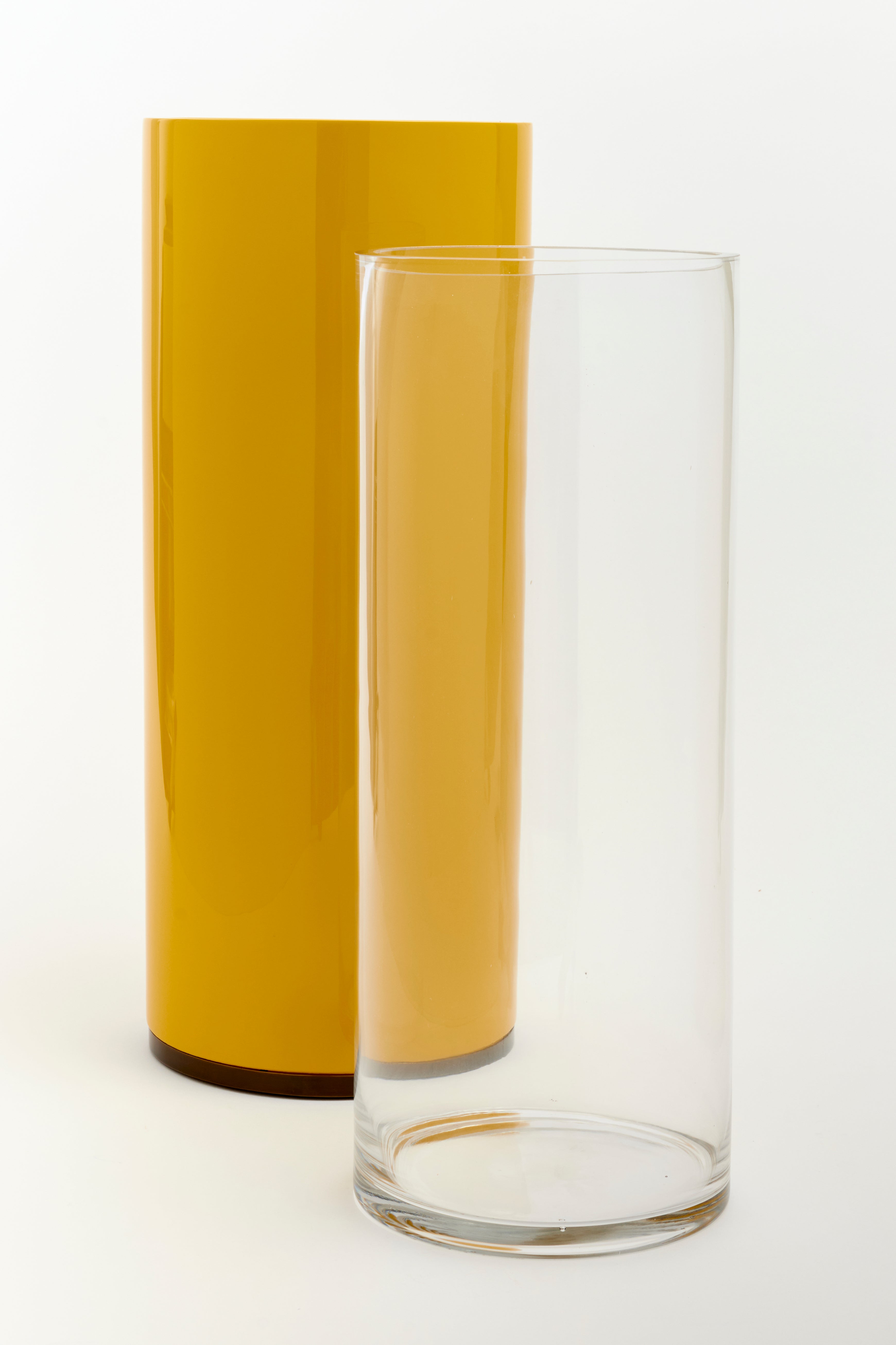 Umbrella stand in lacquer yellow.