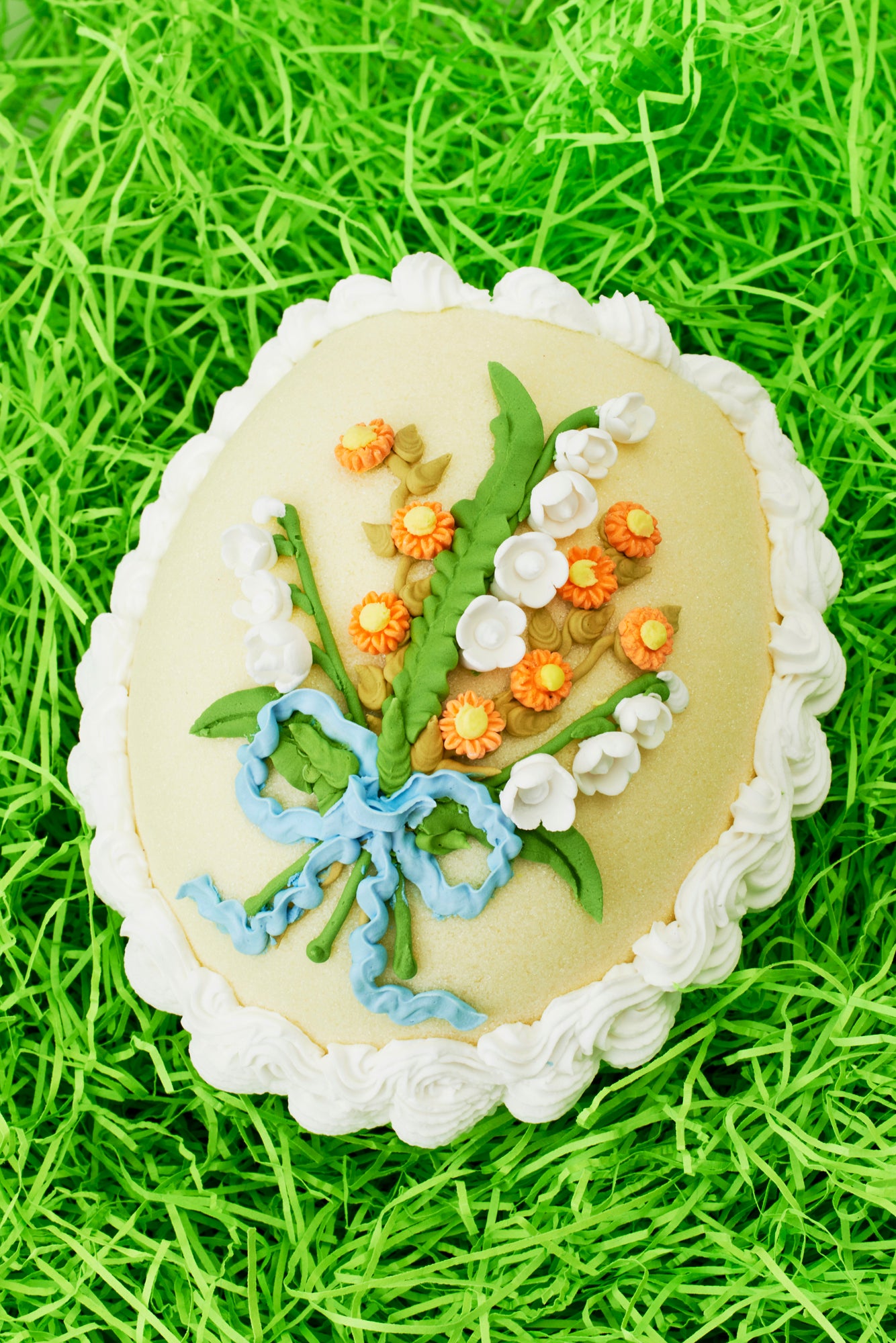 Little lamb in a detailed edible sugar egg. Perfect for Easter morning.