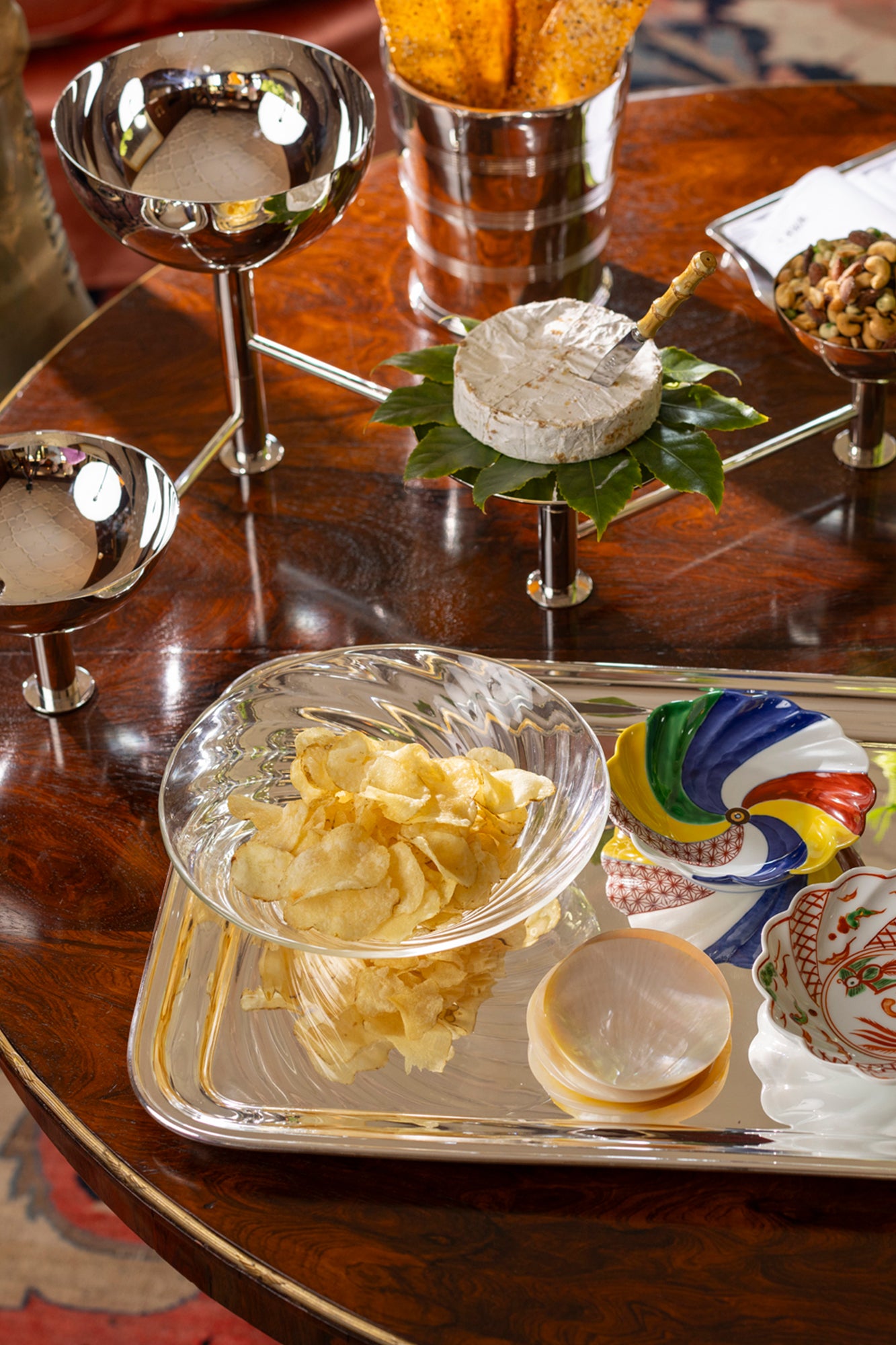 This elegant silver multi-bowl set exudes modern luxury, ideal for stylish entertaining. Its reflective, architectural design makes it the centerpiece of any upscale dining arrangement.