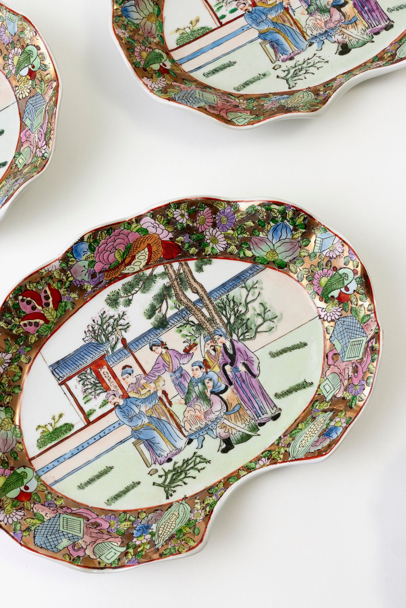 SET OF 12 VINTAGE ROSE MEDALLION OVAL PLATES.