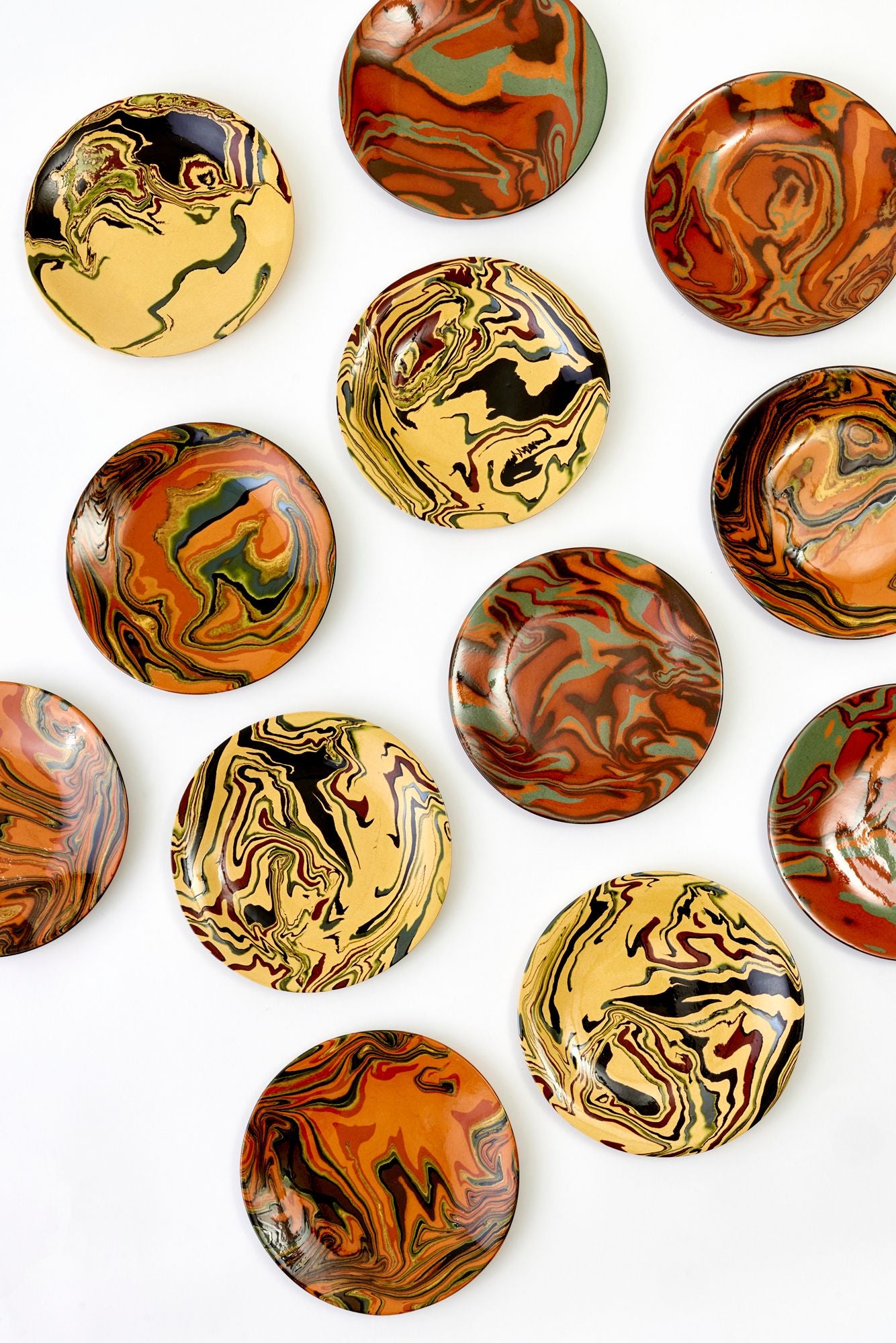 SET OF 12 MARBLED CERAMIC SALAD PLATES.