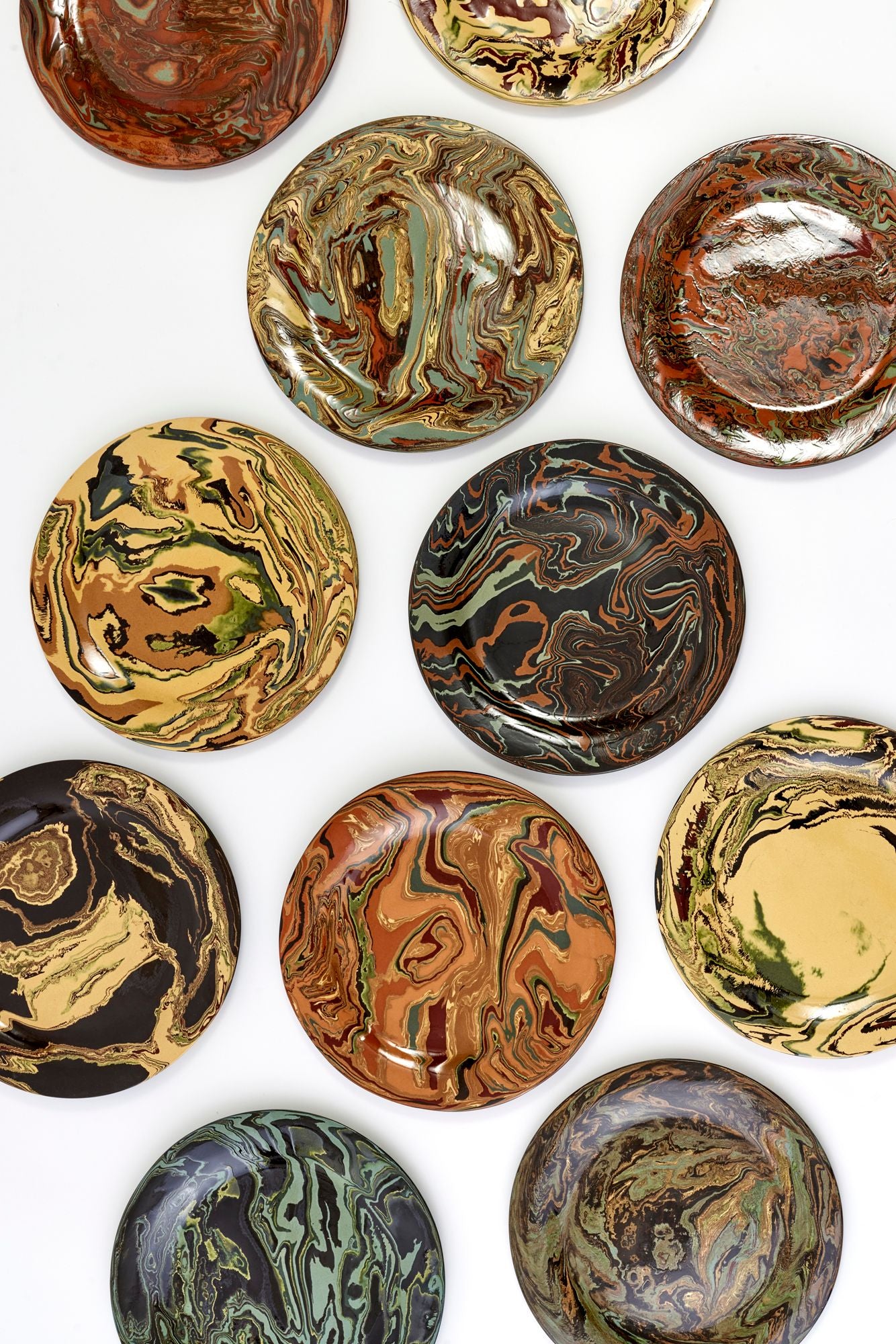 SET OF 12 MARBLED CERAMIC SERVICE PLATES.