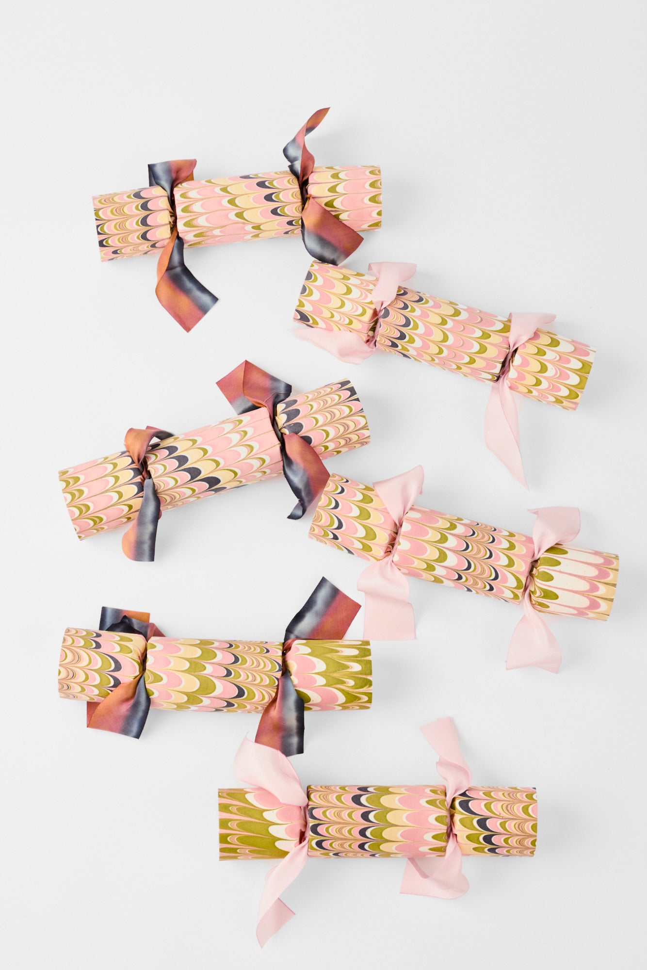 SET OF 6 MARBLED PARTY CRACKERS