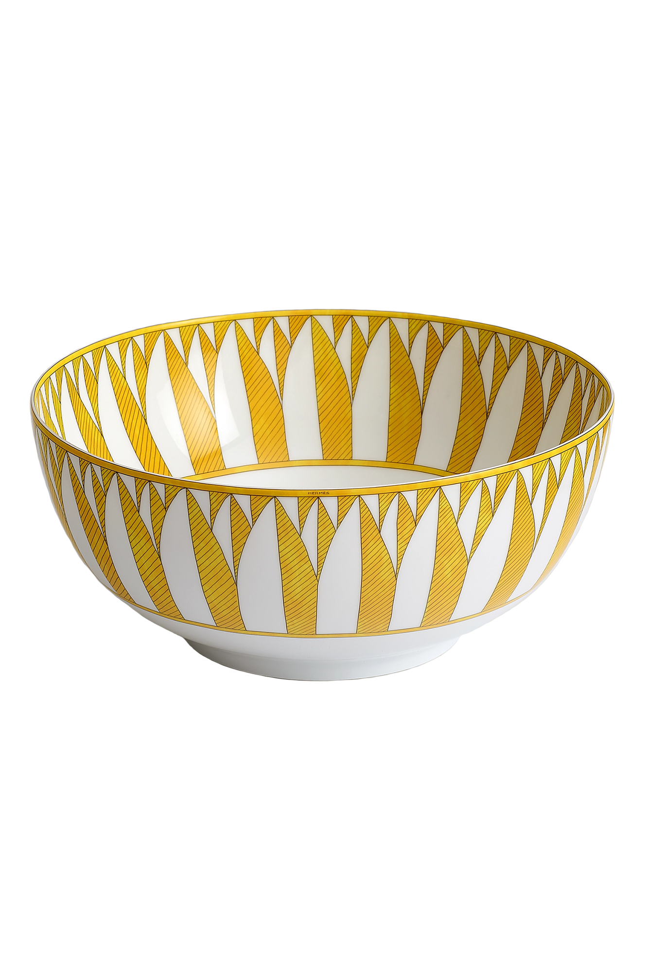 This architectural design by Arielle de Brichambaut for Hermès is intensely ablaze, its graphic forms radiating with warmth. The subtle variation in shades of yellow and the cross-hatched contours give depth to this ode to summer. Convivial, carefree, and even more beautiful in person - just like you. Fine porcelain. Made in France.