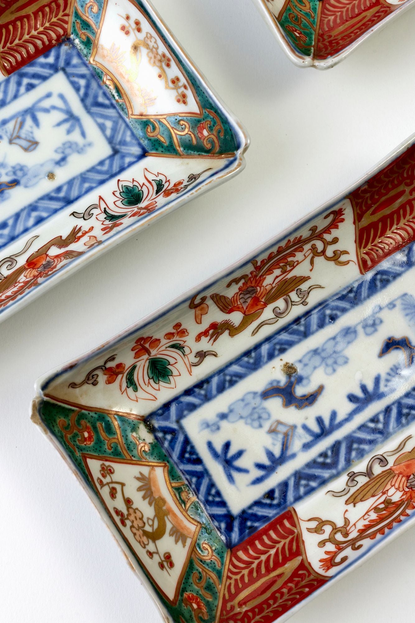 SET OF 6 VINTAGE IMARI SASHIMI PLATES.