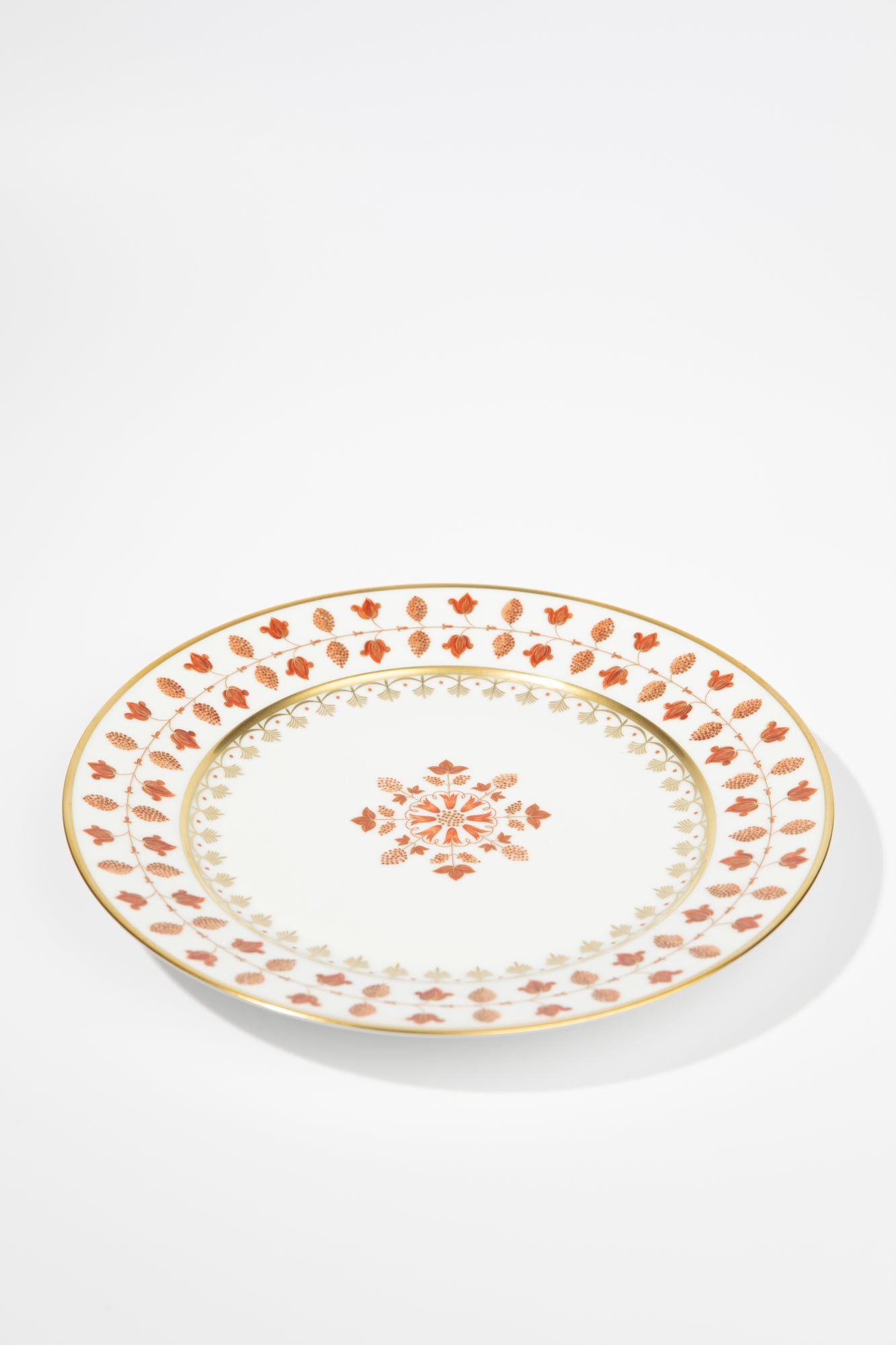 Elegant dinnerware was created by Robert Haviland and C. Parlon in collaboration with the then Prime Minister and is based on a Japanese design.