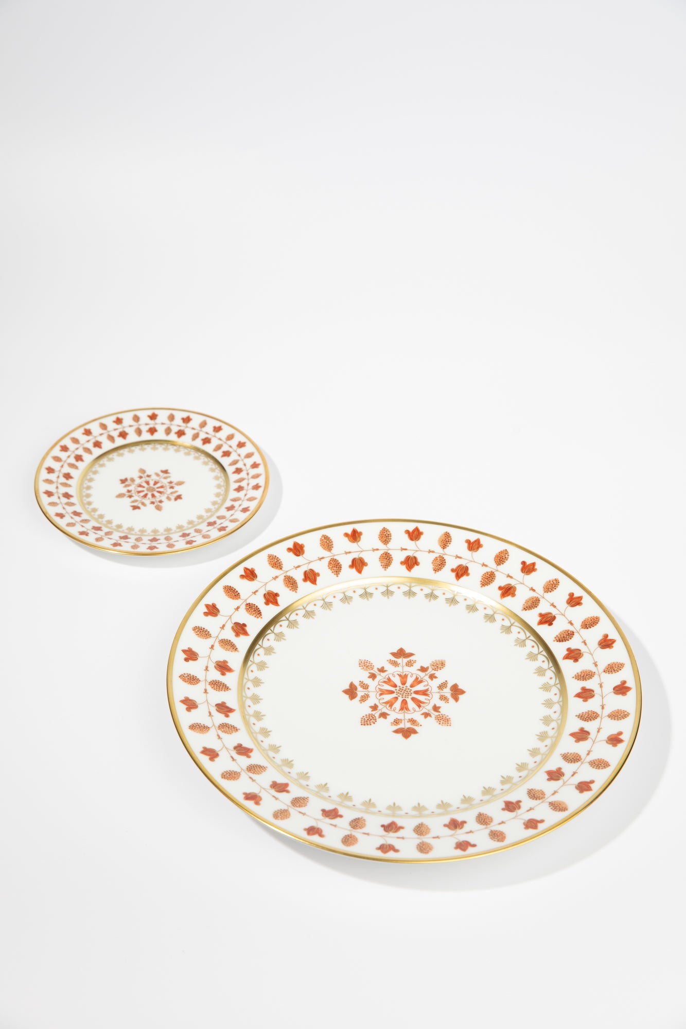 Elegant dinnerware was created by Robert Haviland and C. Parlon in collaboration with the then Prime Minister and is based on a Japanese design.