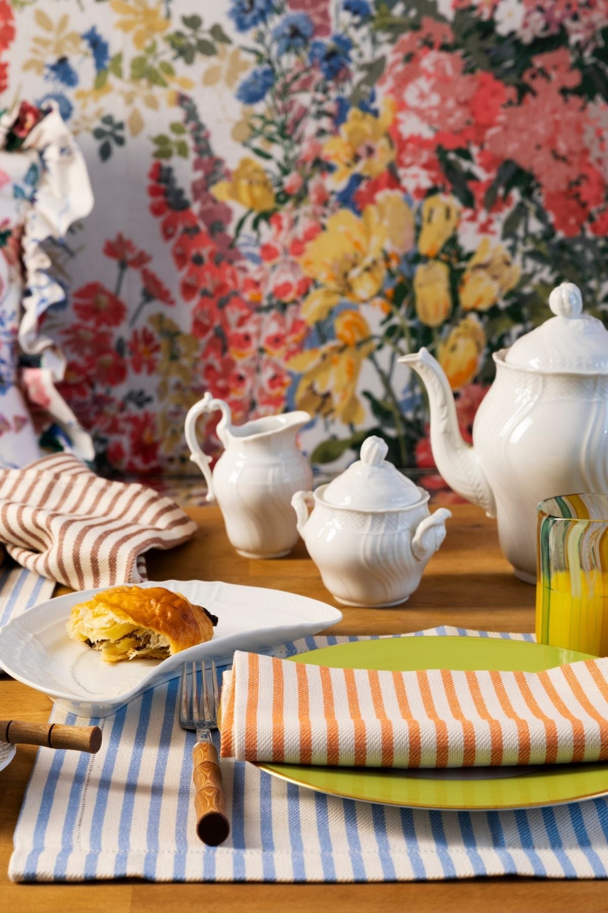 R. Haviland and C. Parlon present Lexington: hand-painted and banded plates to complement a wide range of décor.