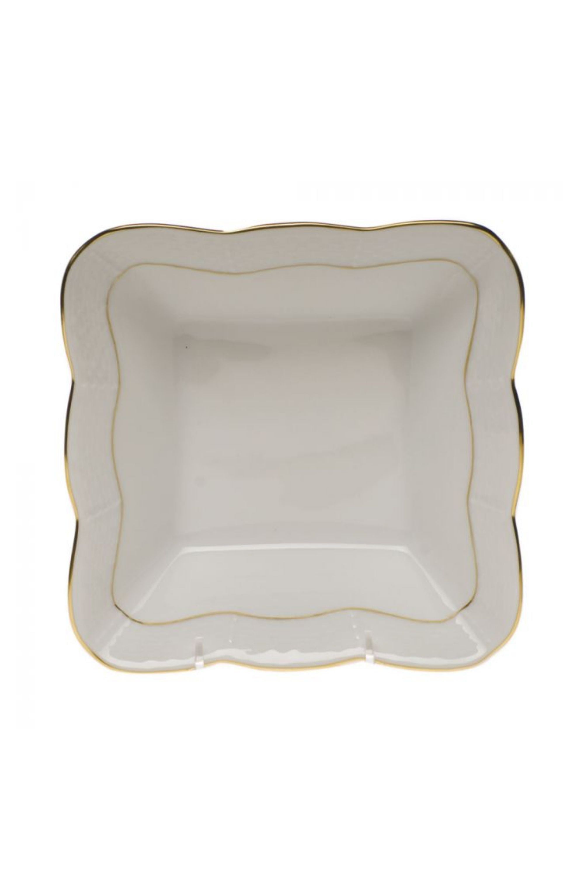 Serving dishes that is white with gold edge.