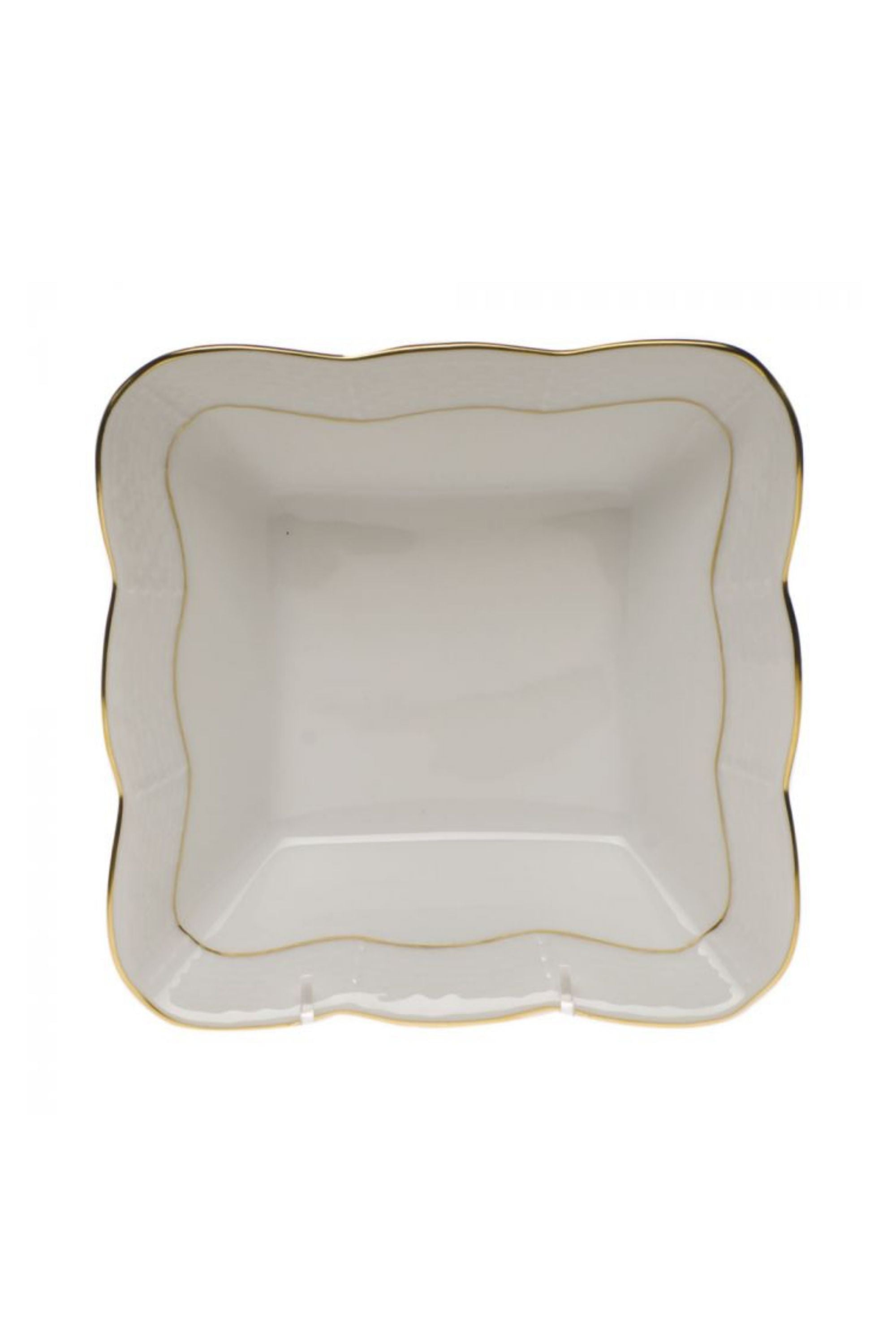 Serving dishes that is white with gold edge.
