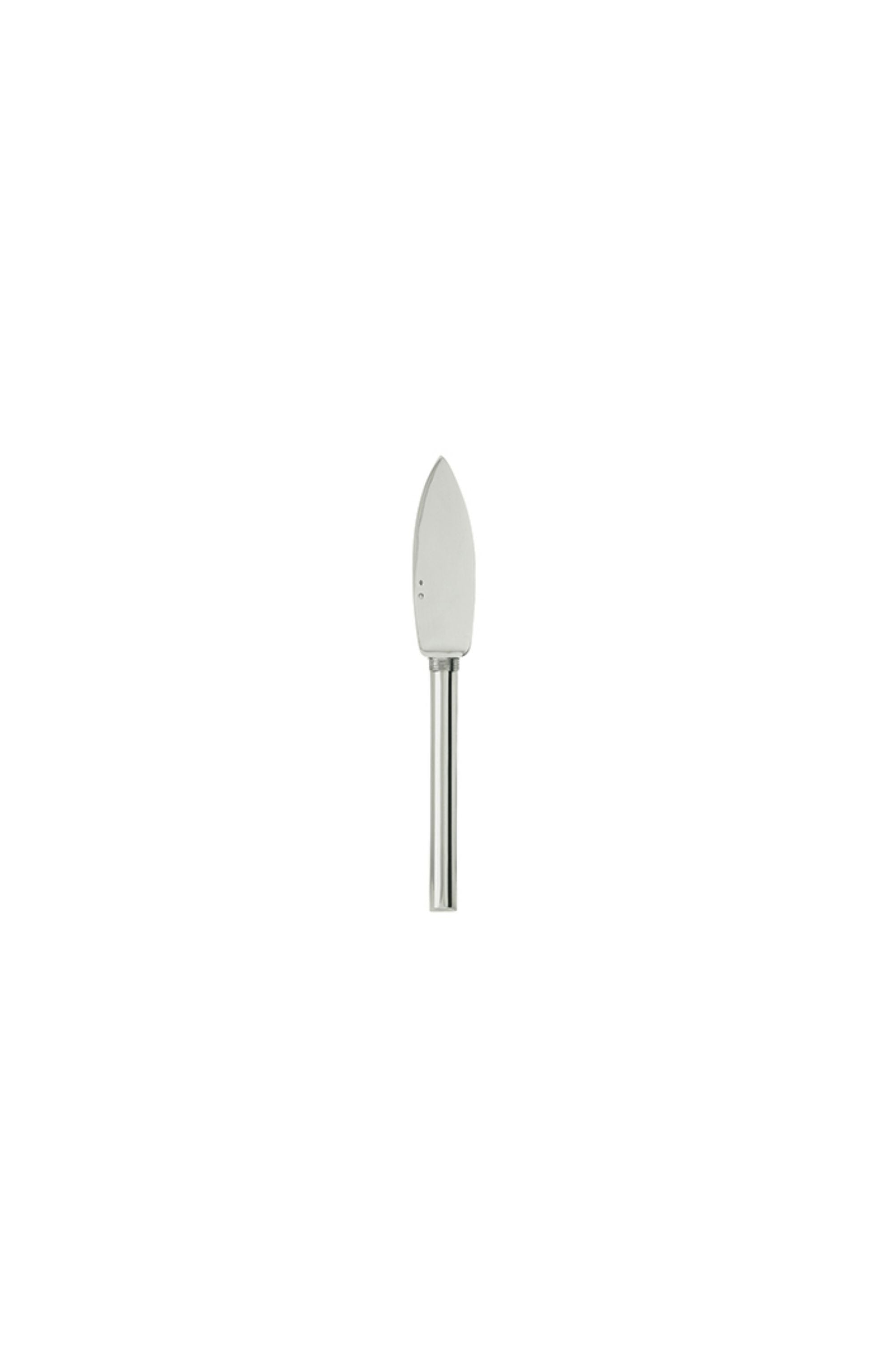 Free from any superfluous ornamentation, this sterling silver cutlery features no other embellishment than the five fluted rings on their handles.