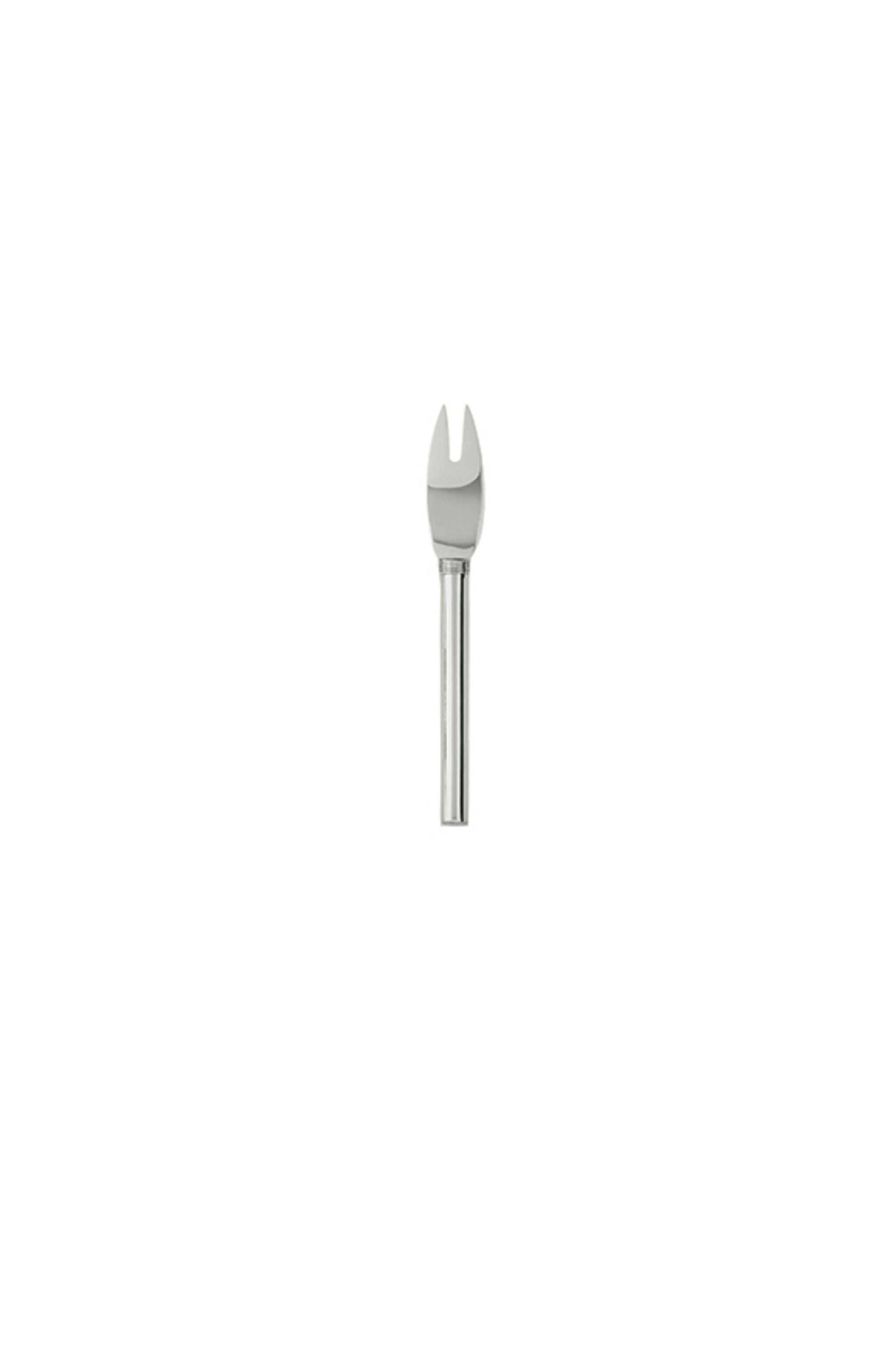 Free from any superfluous ornamentation, this sterling silver cutlery features no other embellishment than the five fluted rings on their handles.
