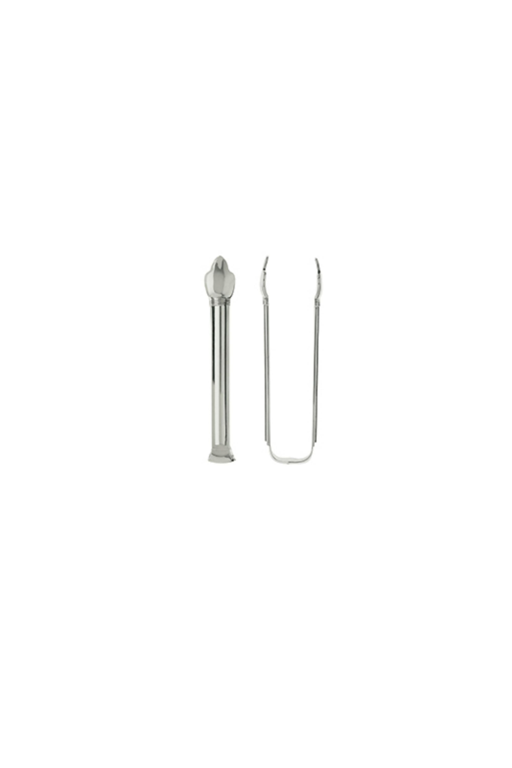 Free from any superfluous ornamentation, this sterling silver cutlery features no other embellishment than the five fluted rings on their handles.