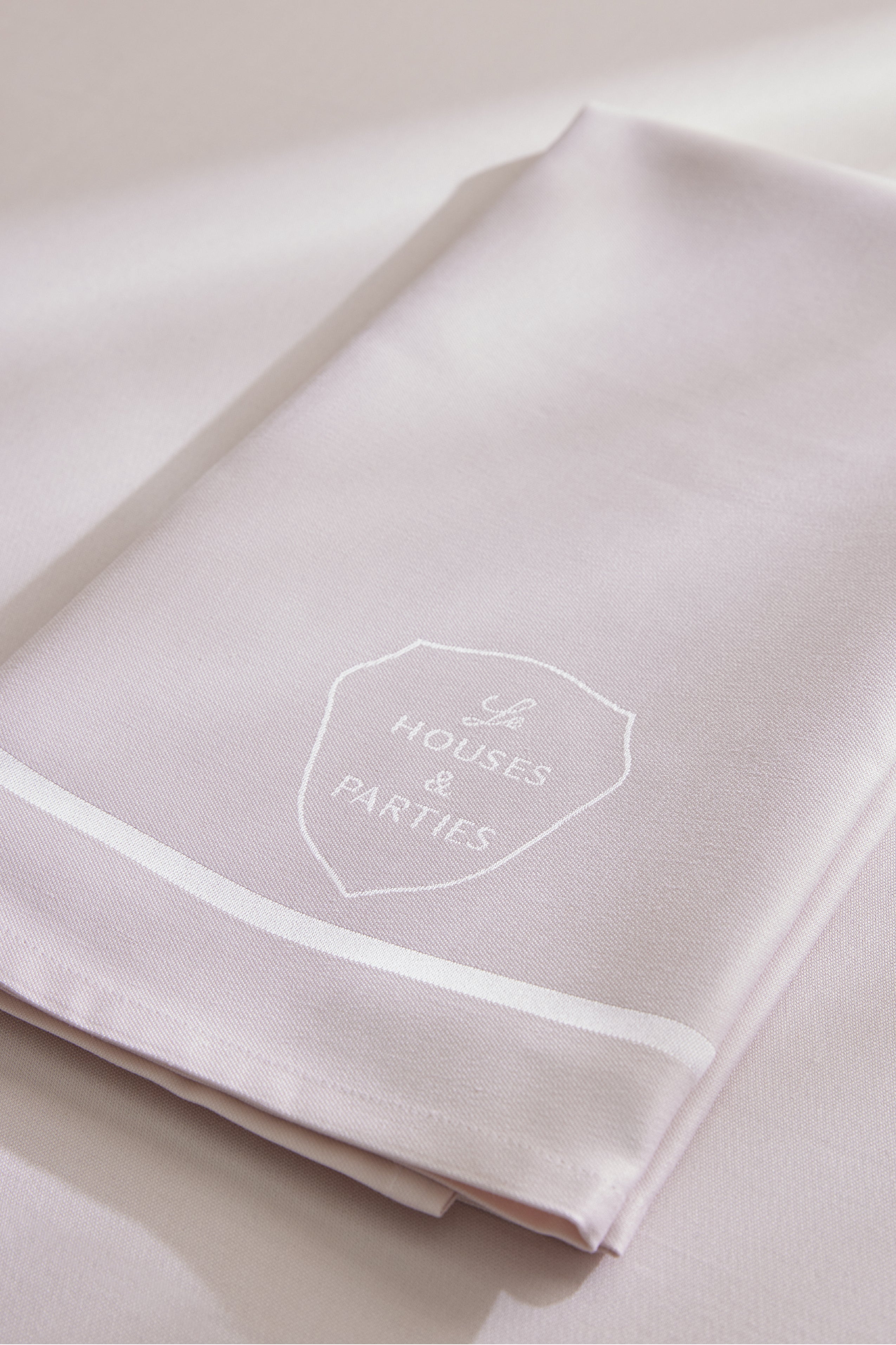 Dinner napkin with 100% commercial grade cotton & with a jacquard woven Le Houses and Parties logo.