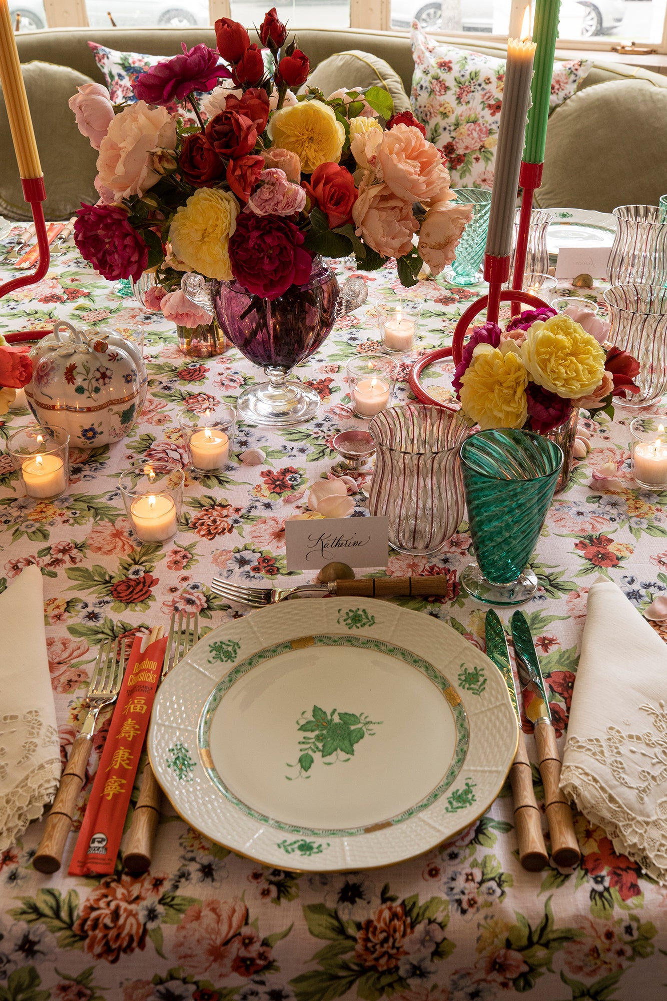 Chinese Bouquet is one of Herend’s most popular Oriental designs from the 1930s. Each piece is hand painted on white porcelain including 24k accents.