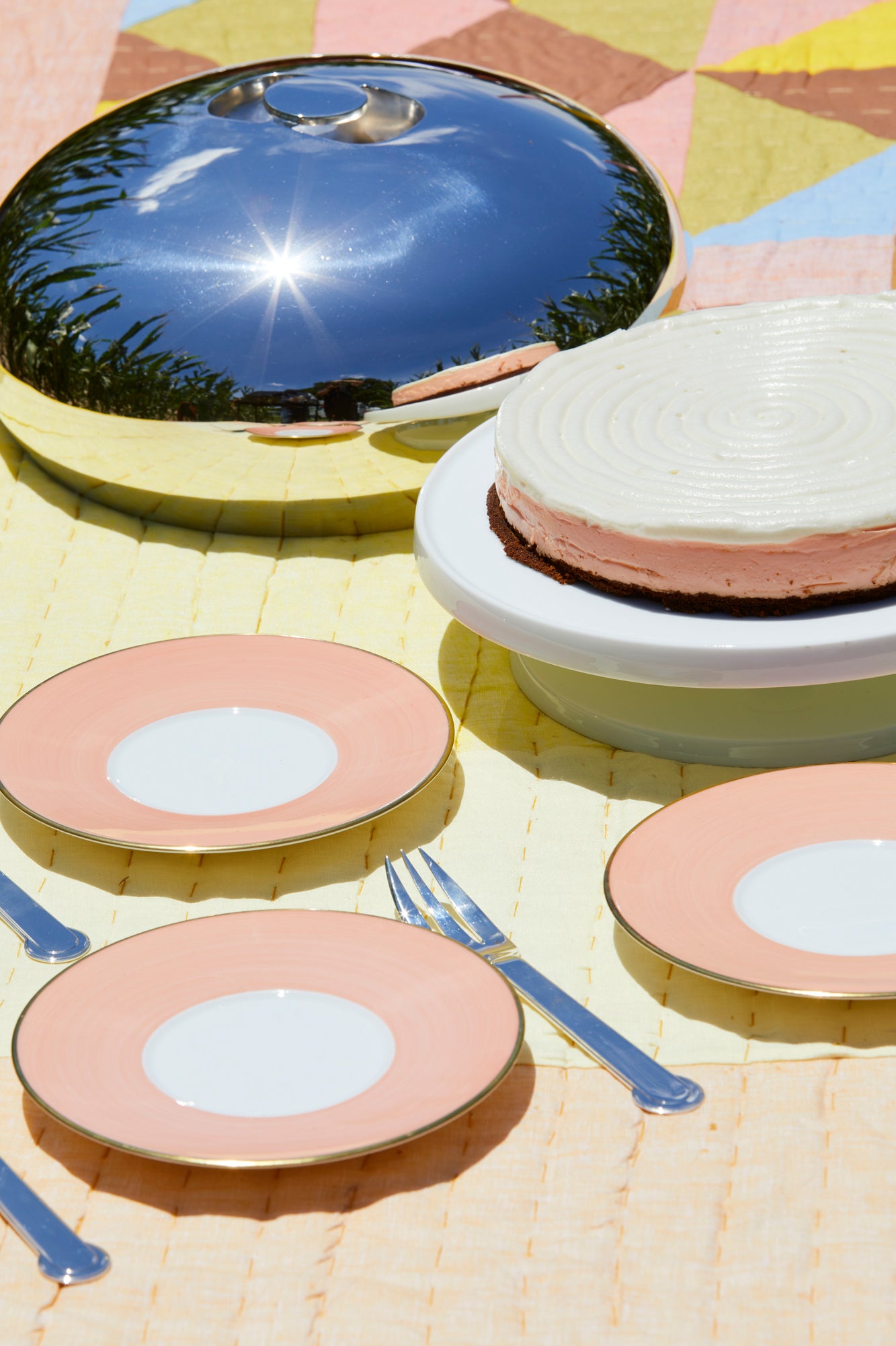 R. Haviland and C. Parlon present Lexington in Salmon: hand-painted and banded plates to complement a wide range of décor.