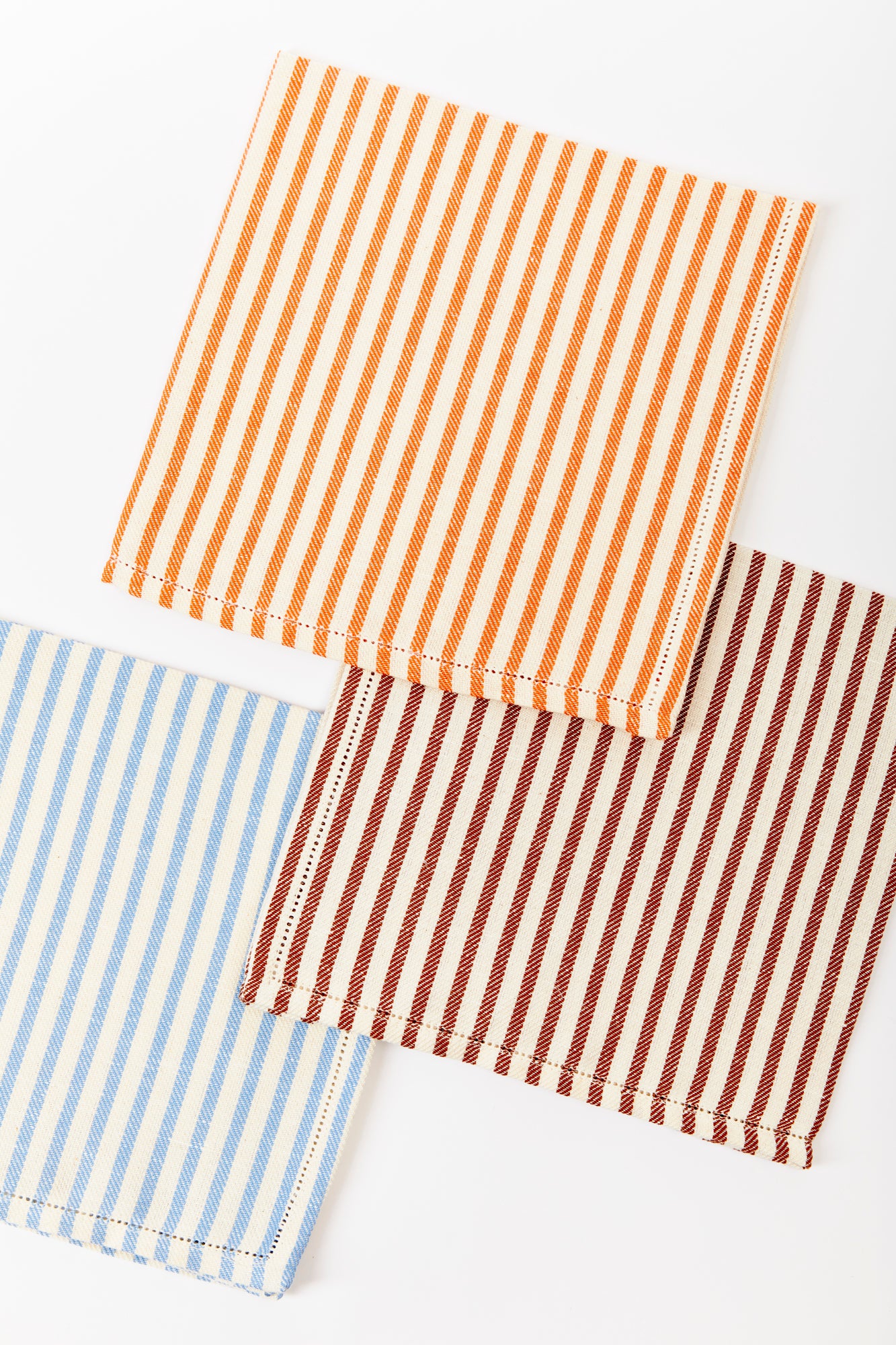 Old fashioned dinner-size napkin in heavy-duty blend 60% linen, 40% cotton. Made by hand in the Tuscan hills.