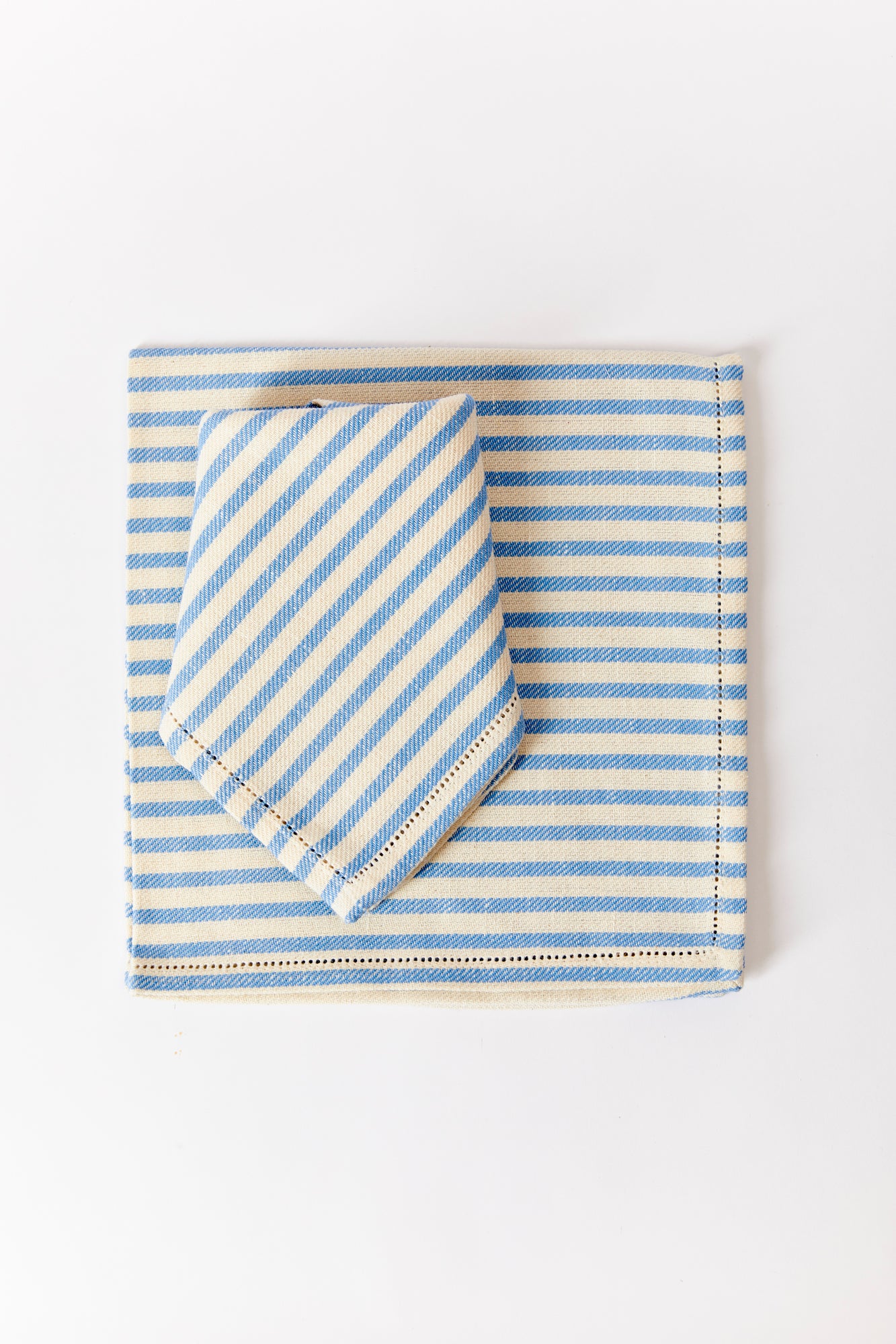 Old fashioned dinner-size napkin in heavy-duty blend 60% linen, 40% cotton. Made by hand in the Tuscan hills.