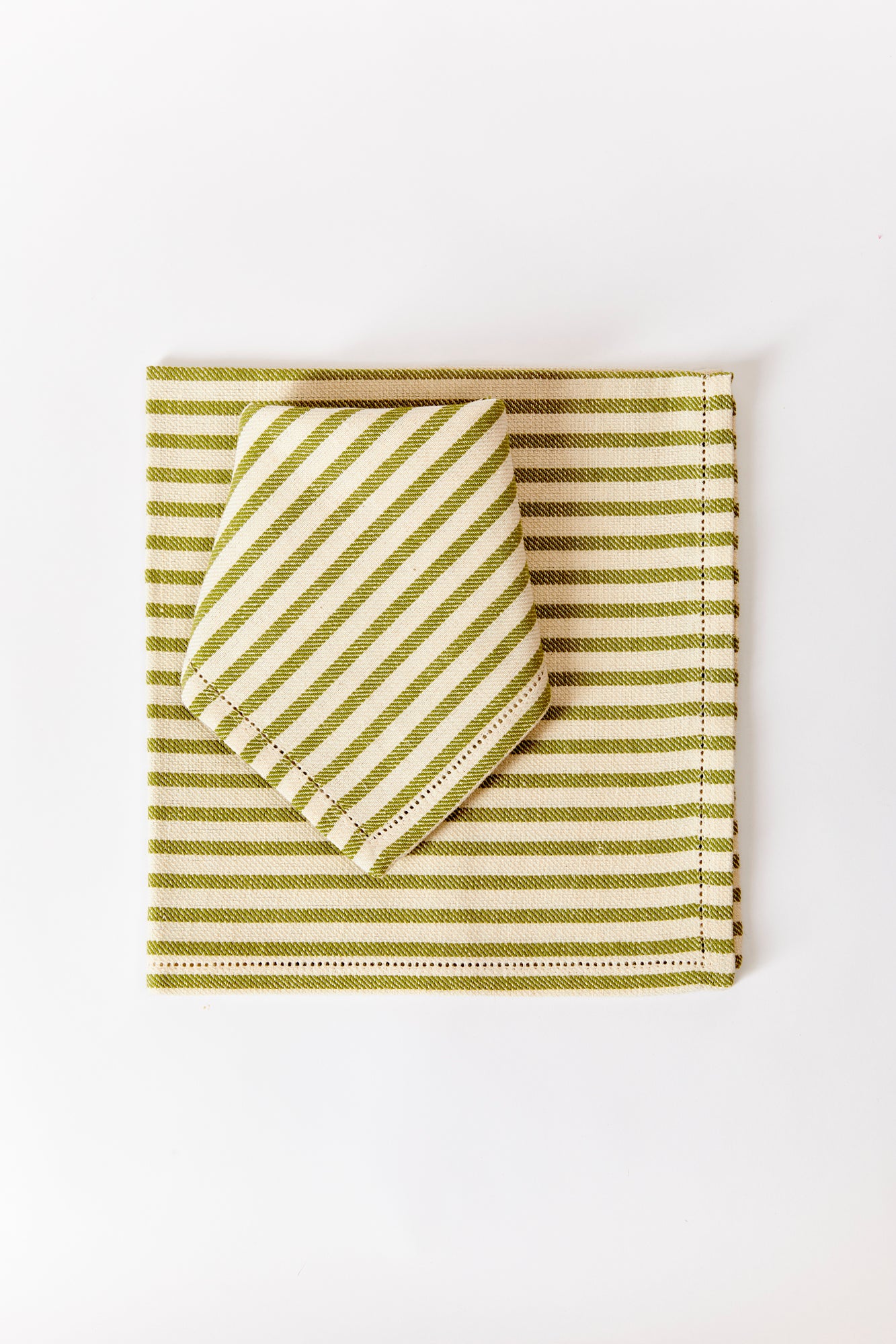 Old fashioned dinner-size napkin in heavy-duty blend 60% linen, 40% cotton. Made by hand in the Tuscan hills.