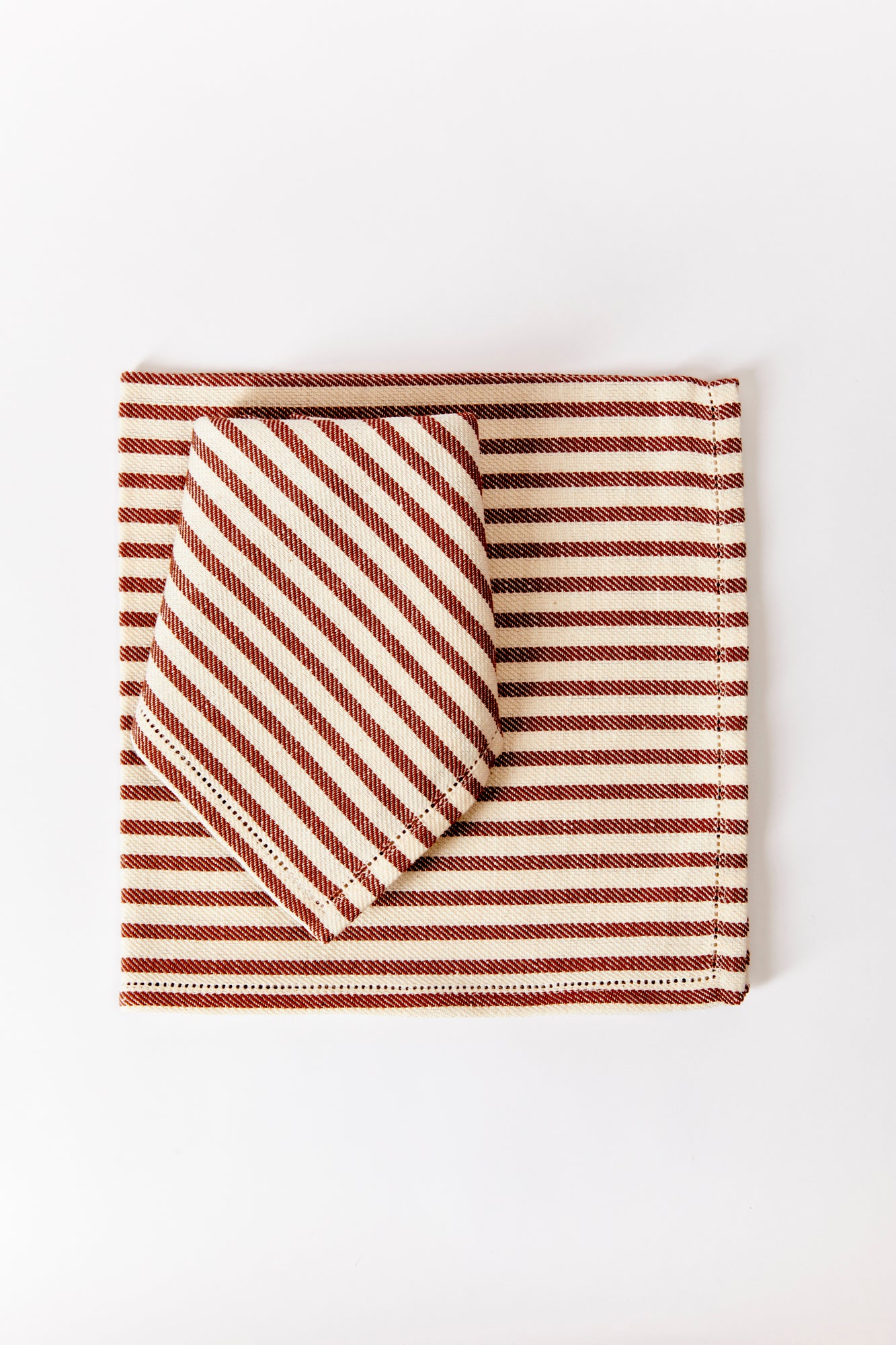 Old fashioned dinner-size napkin in heavy-duty blend 60% linen, 40% cotton. Made by hand in the Tuscan hills.