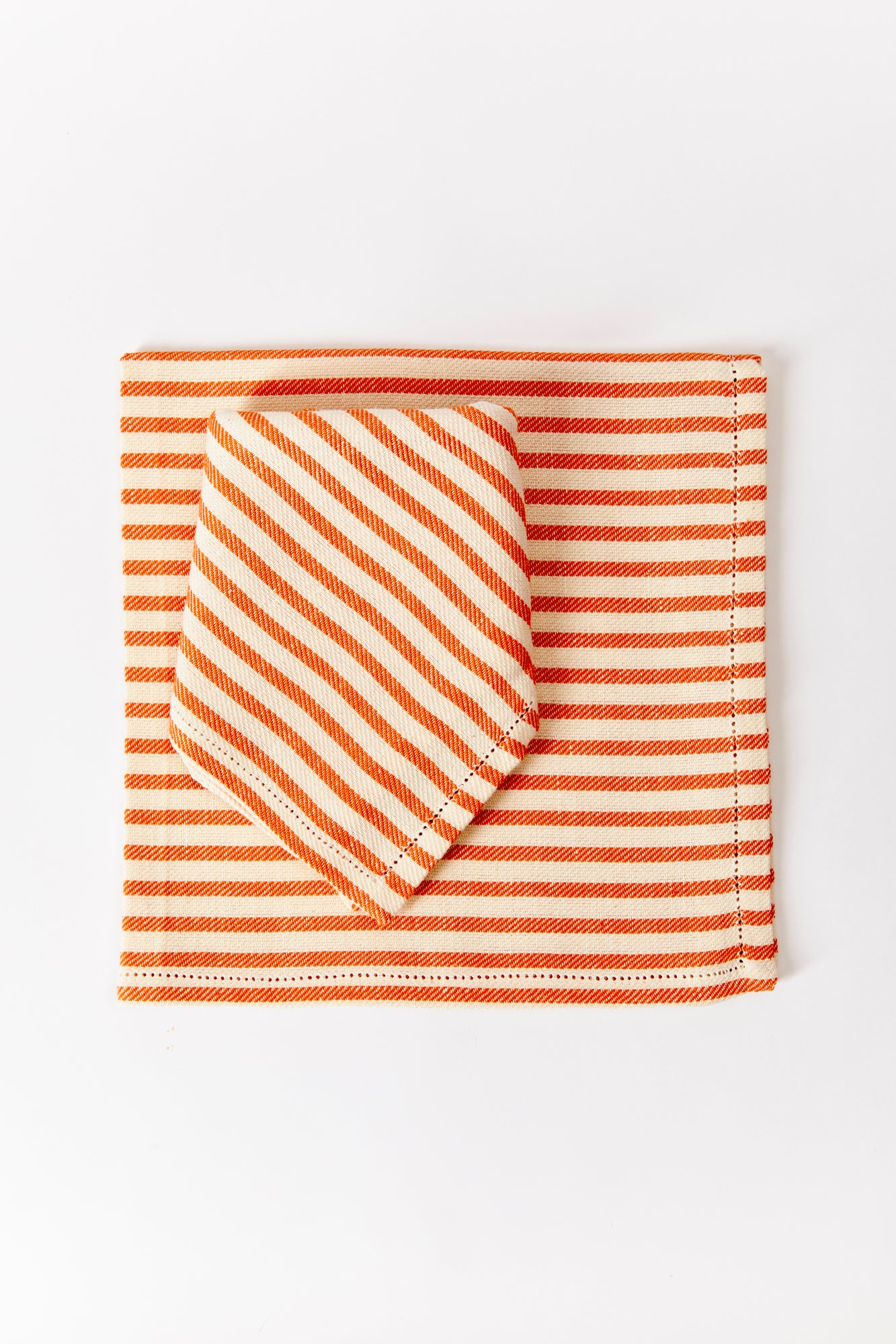 Old fashioned dinner-size napkin in heavy-duty blend 60% linen, 40% cotton. Made by hand in the Tuscan hills.