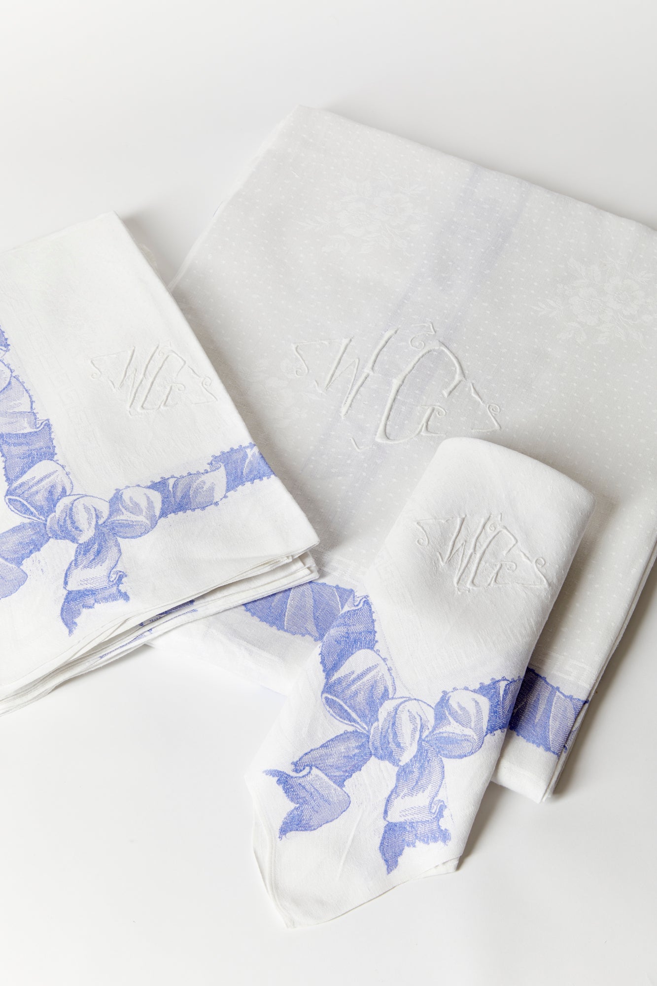Set of 10 tablecloth and dinner napkins with blue bow and the letters W.G.