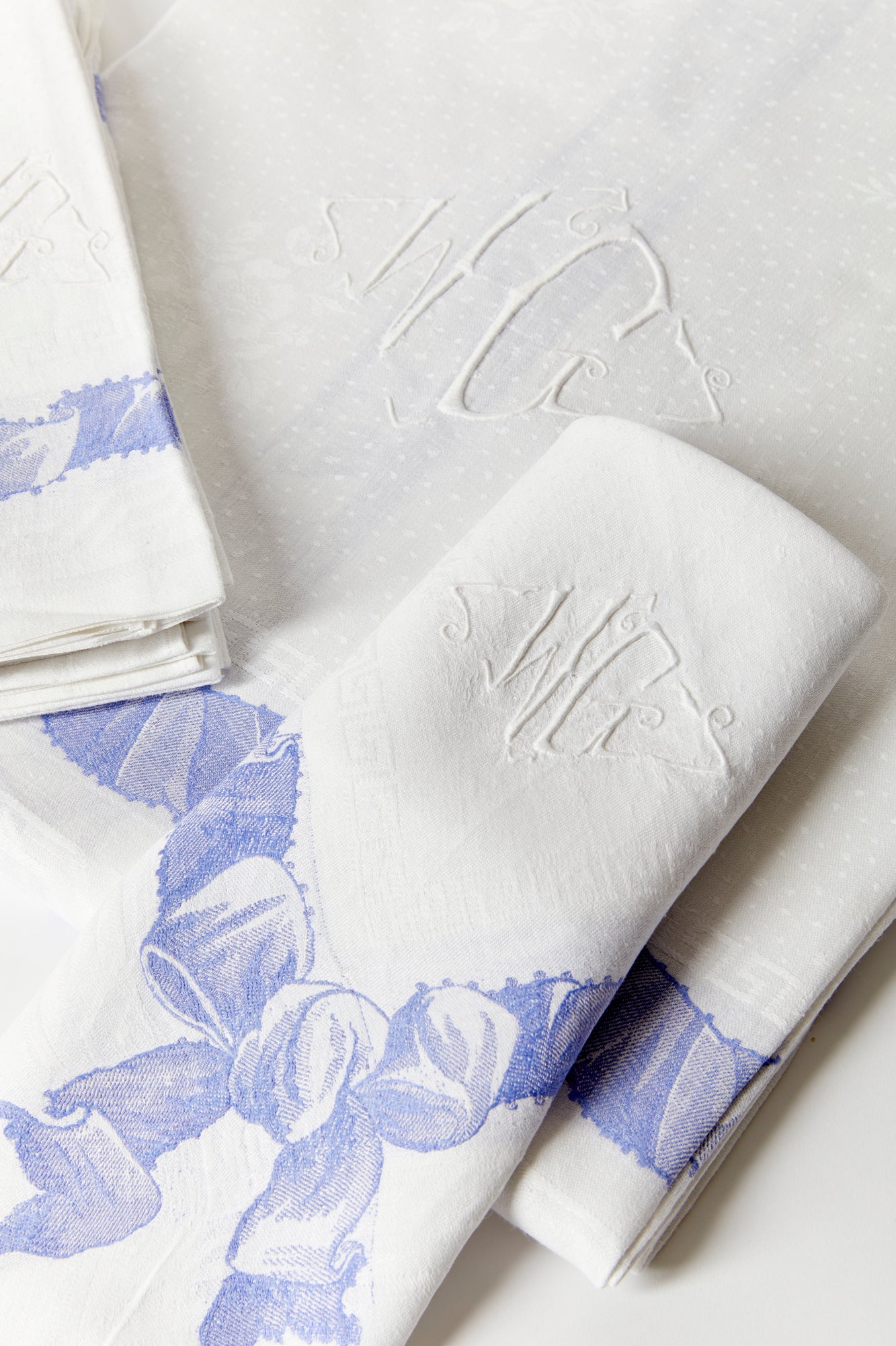 Set of 10 tablecloth and dinner napkins with blue bow and the letters W.G.