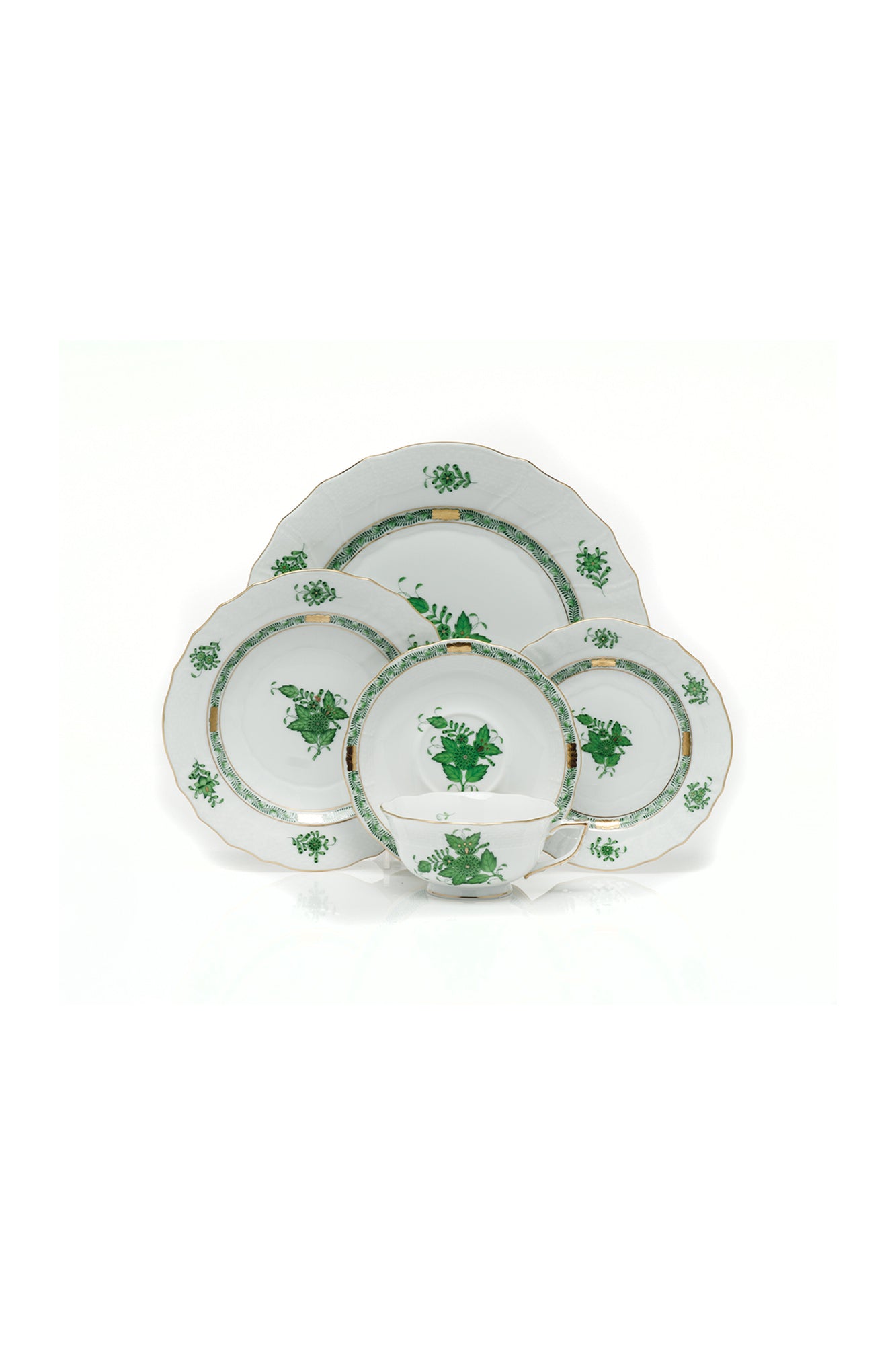 Chinese Bouquet is one of Herend’s most popular Oriental designs from the 1930s. Each piece is hand painted on white porcelain including 24k accents.