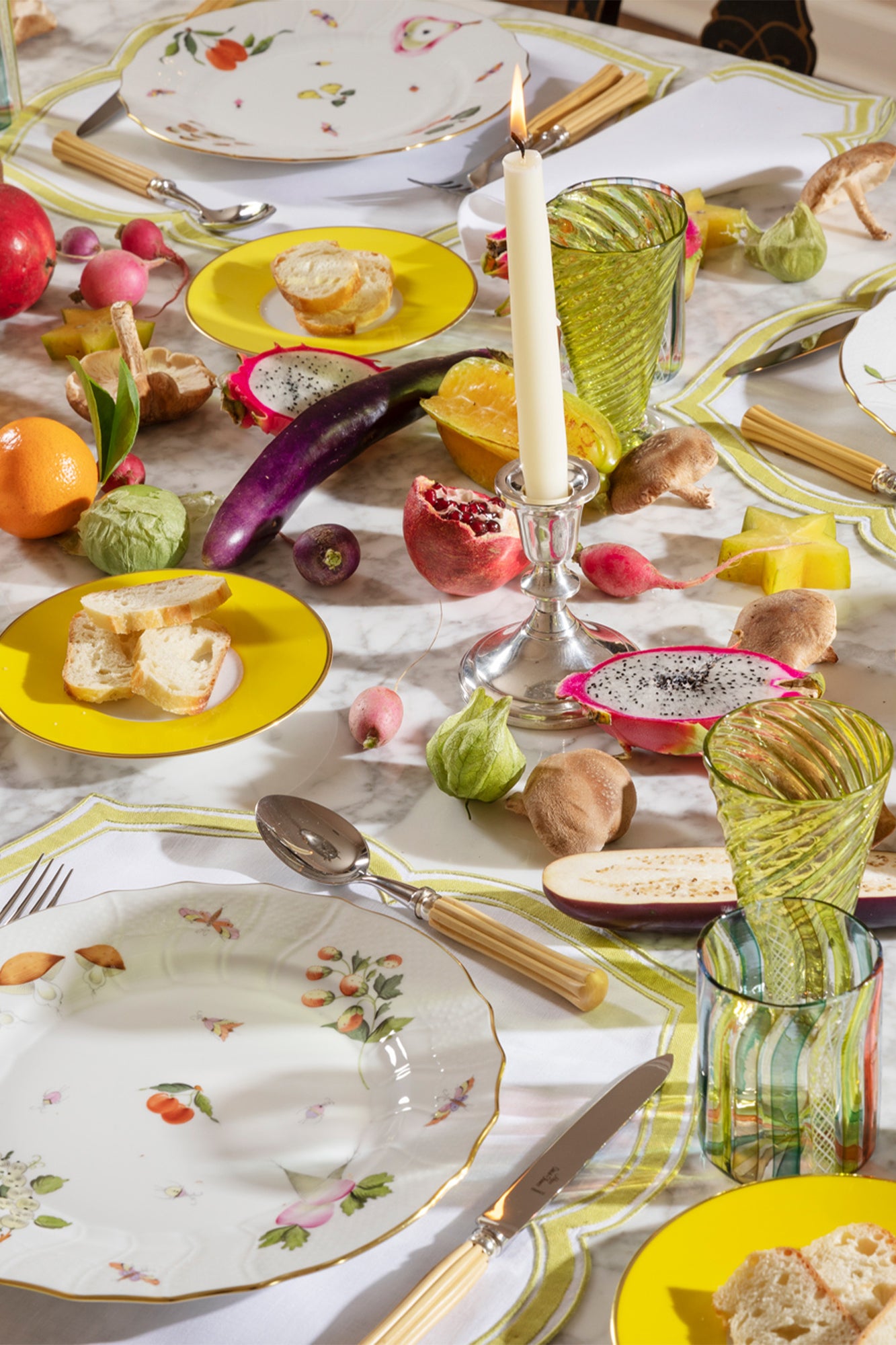 R. Haviland and C. Parlon present Lexington in Citron yellow: hand-painted and banded plates to complement a wide range of décor.