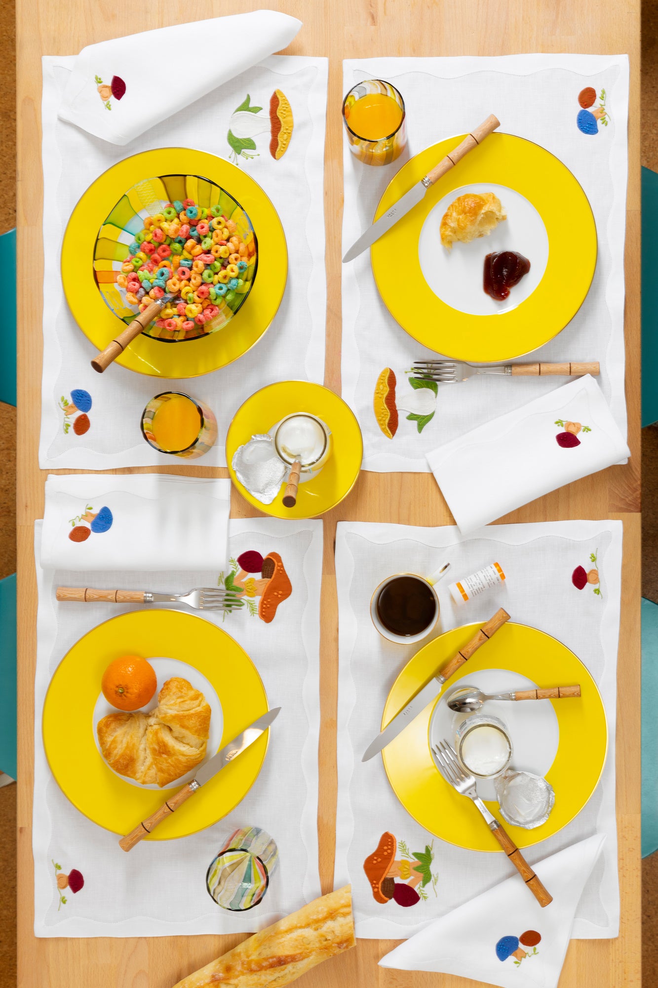 R. Haviland and C. Parlon present Lexington in Citron yellow: hand-painted and banded plates to complement a wide range of décor.