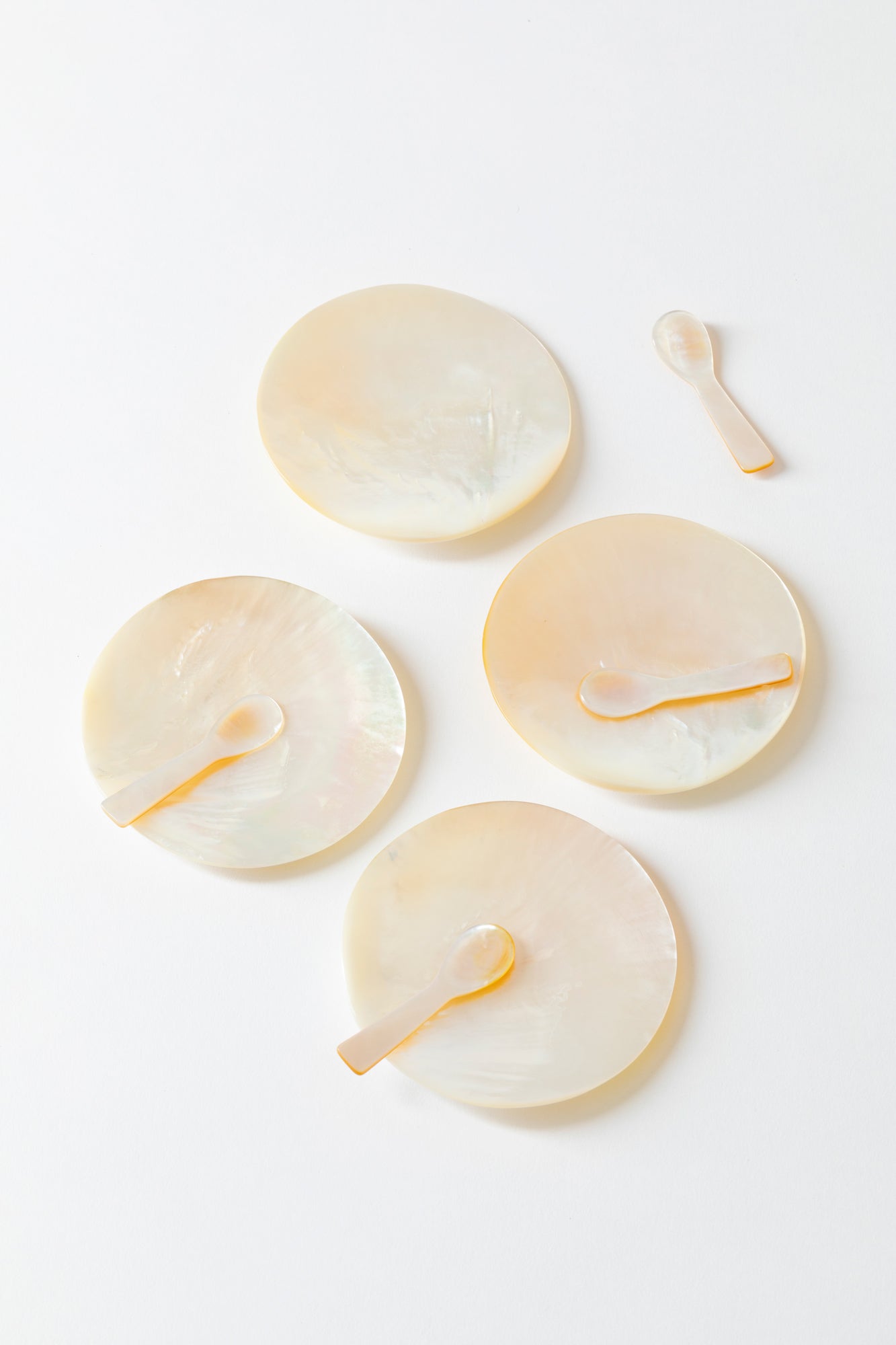 4 mother of pearl plates with 4 mother of pearl spoons, perfect for caviar.