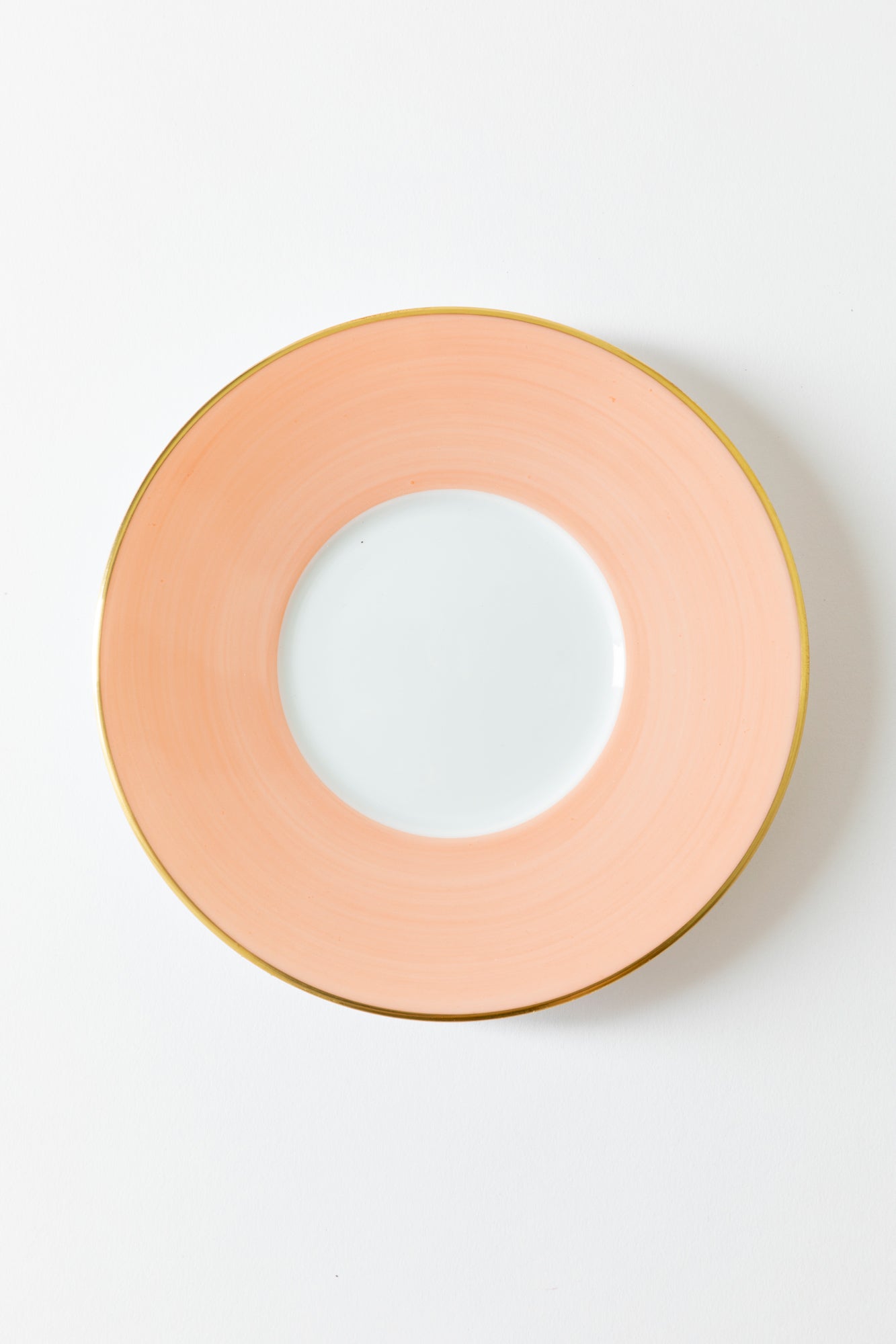 R. Haviland and C. Parlon present Lexington Salmon: hand-painted and banded plates to complement a wide range of décor.