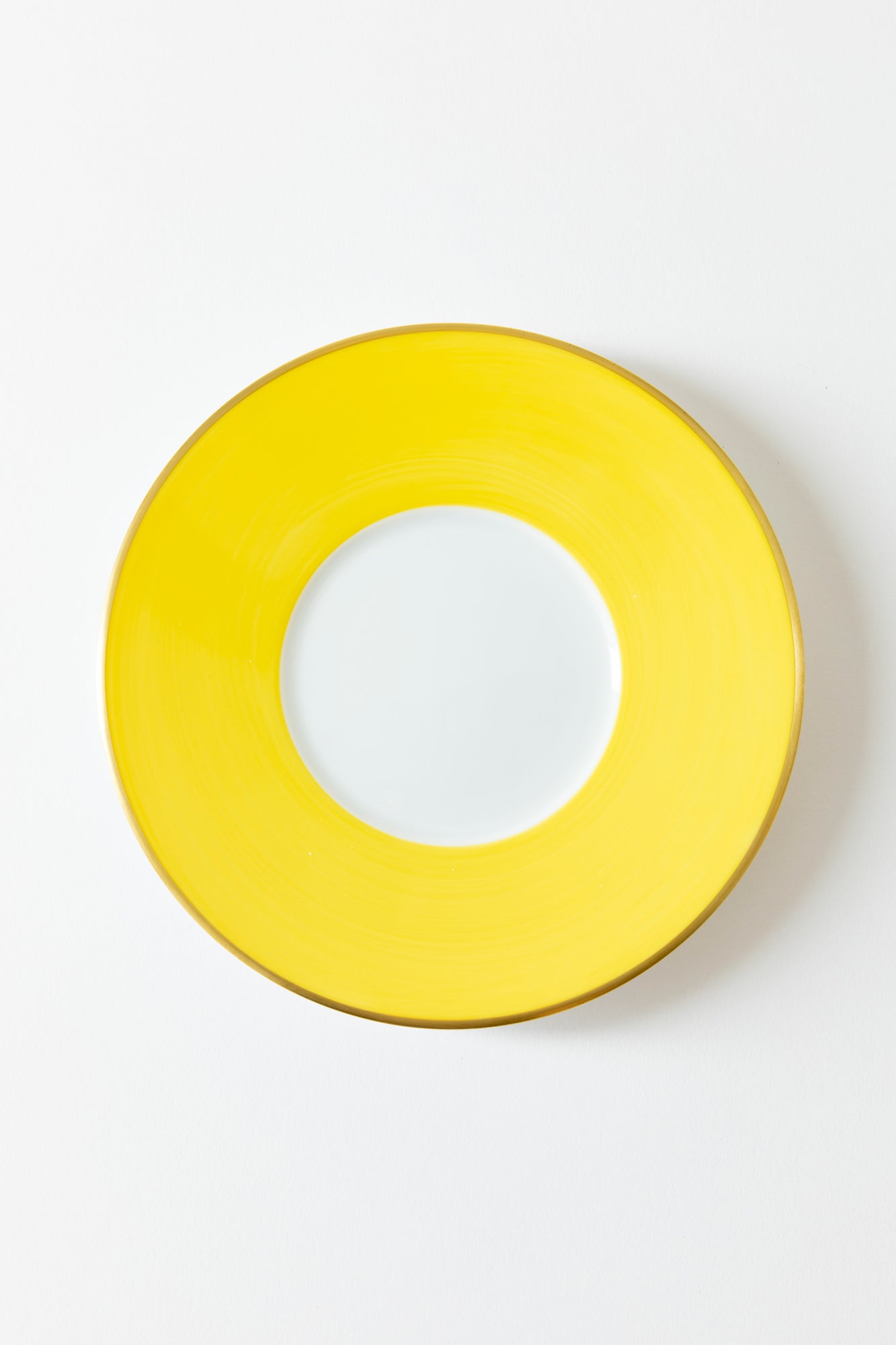 R. Haviland and C. Parlon present Lexington in Citron yellow: hand-painted and banded plates to complement a wide range of décor.