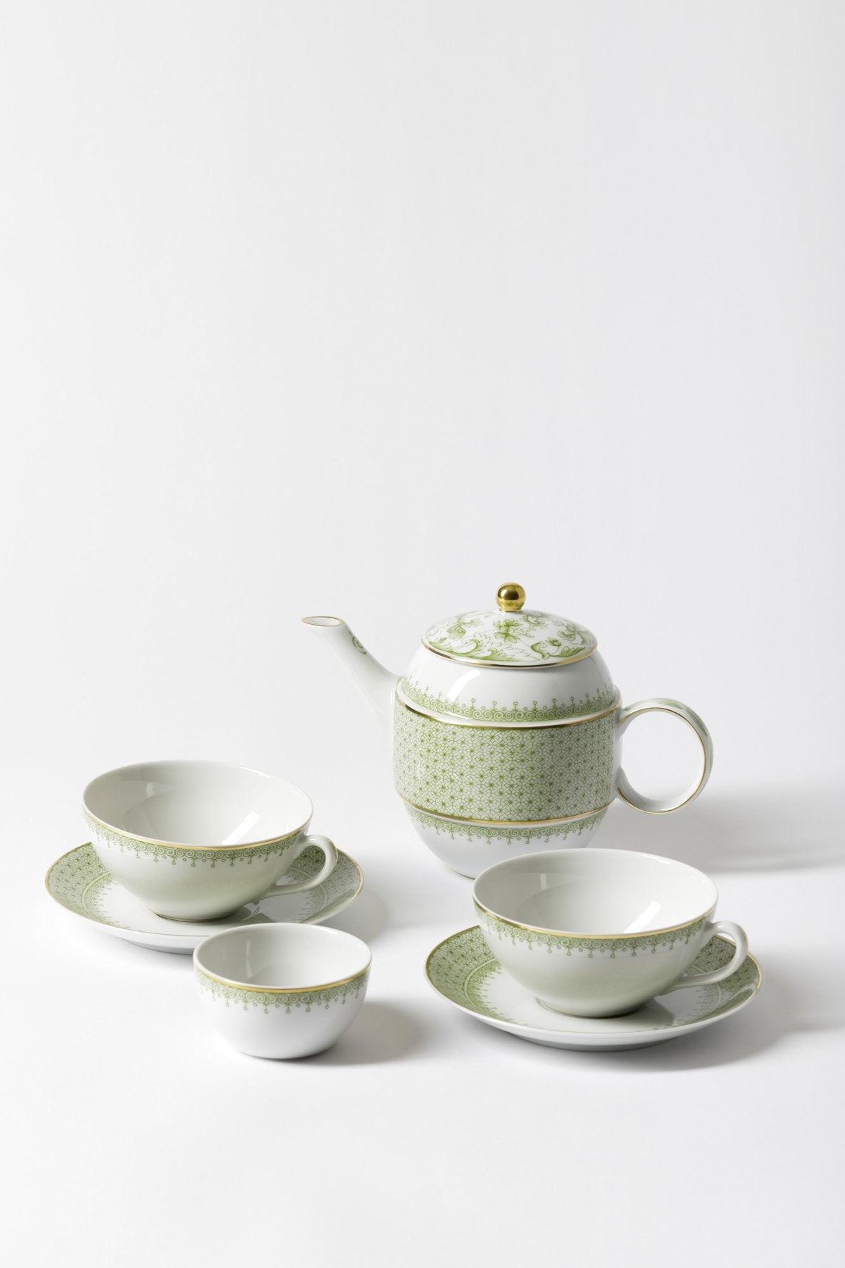 Dinner set with original cobalt based Blue Lace teardrop apple green border.