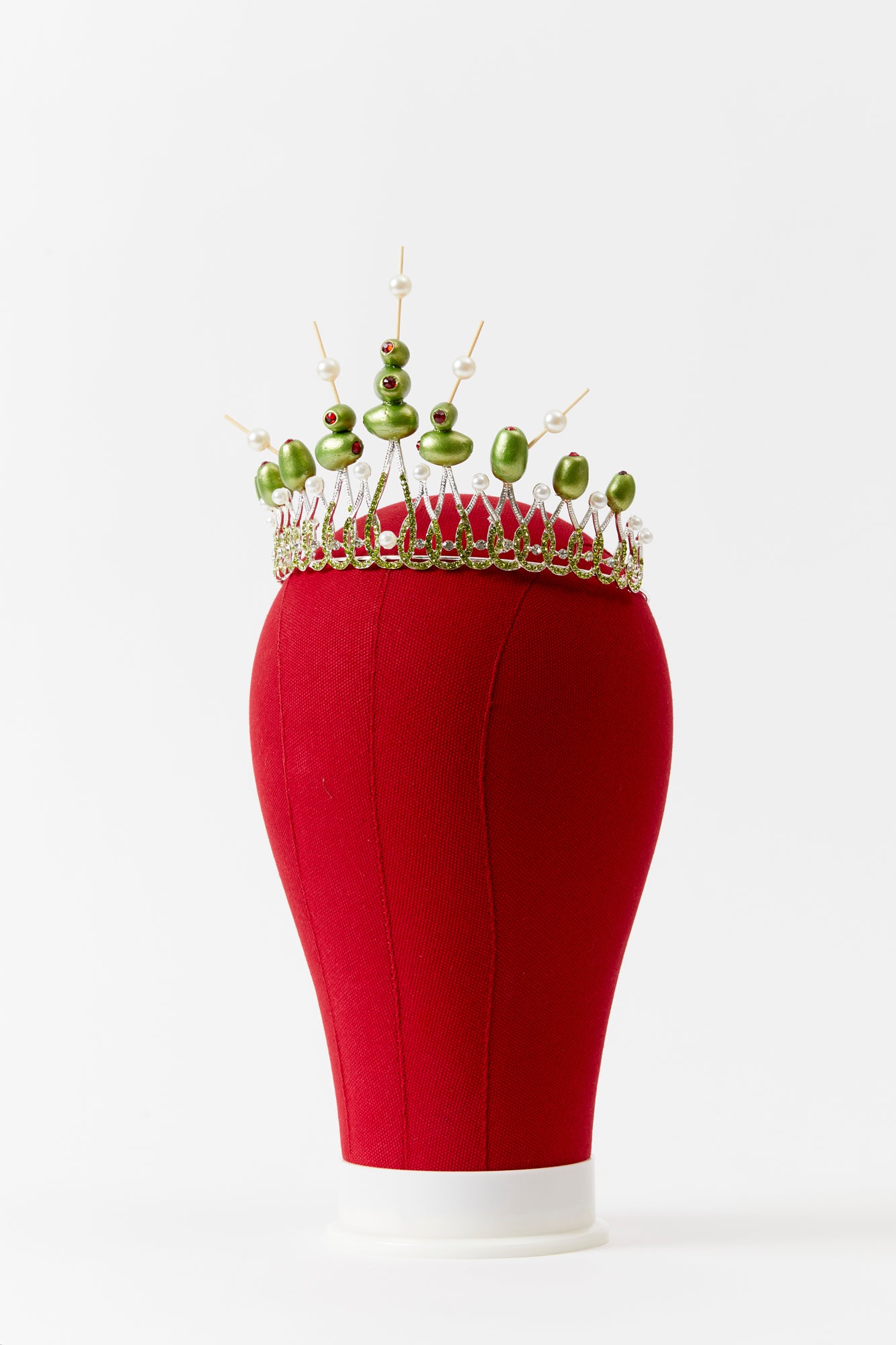 Crown with green olives and pearls.