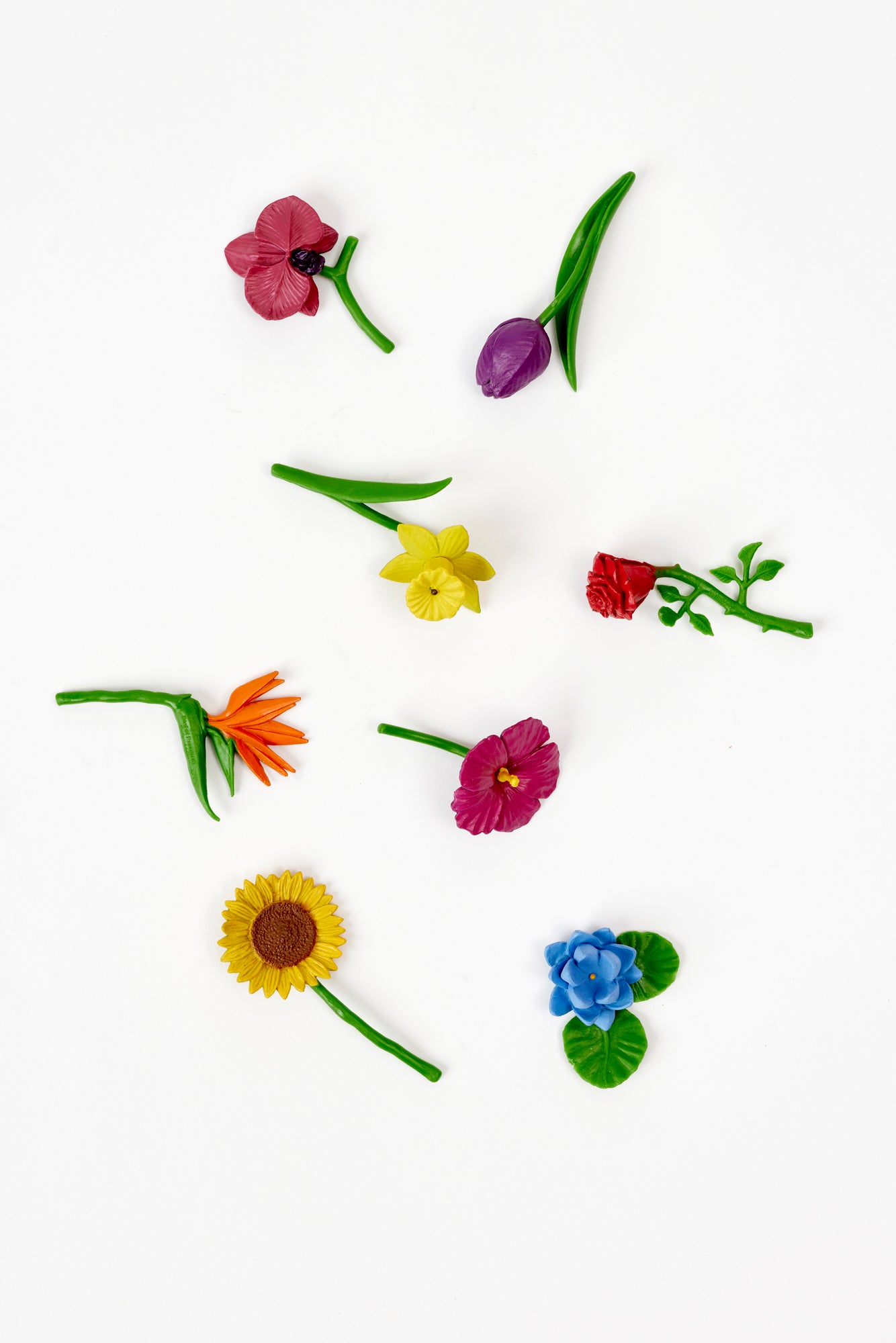 Set of 8 plastic flowers.