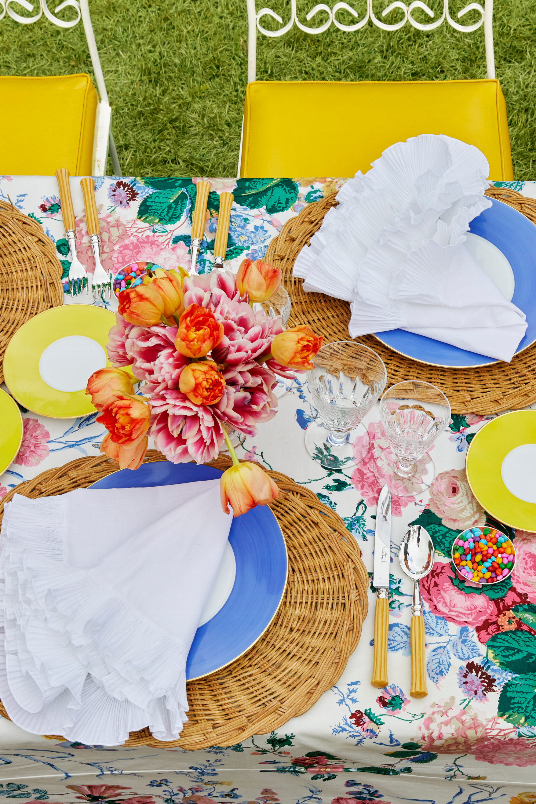 R. Haviland and C. Parlon present Lexington in Citron yellow: hand-painted and banded plates to complement a wide range of décor.