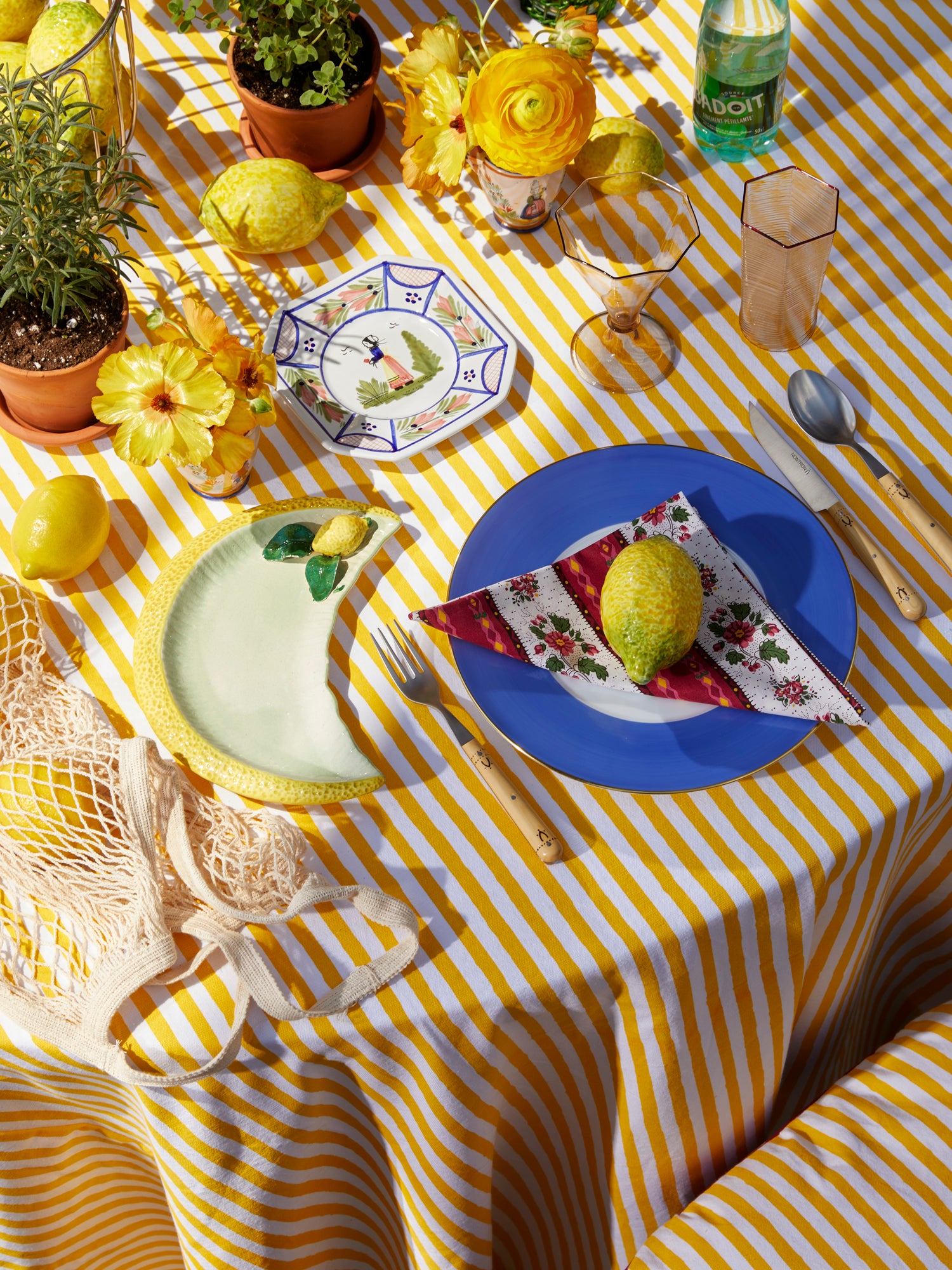 This metal wire basket was designed for lightness and function, the basket can be used to corral citrus on a bar or mixed fruit.