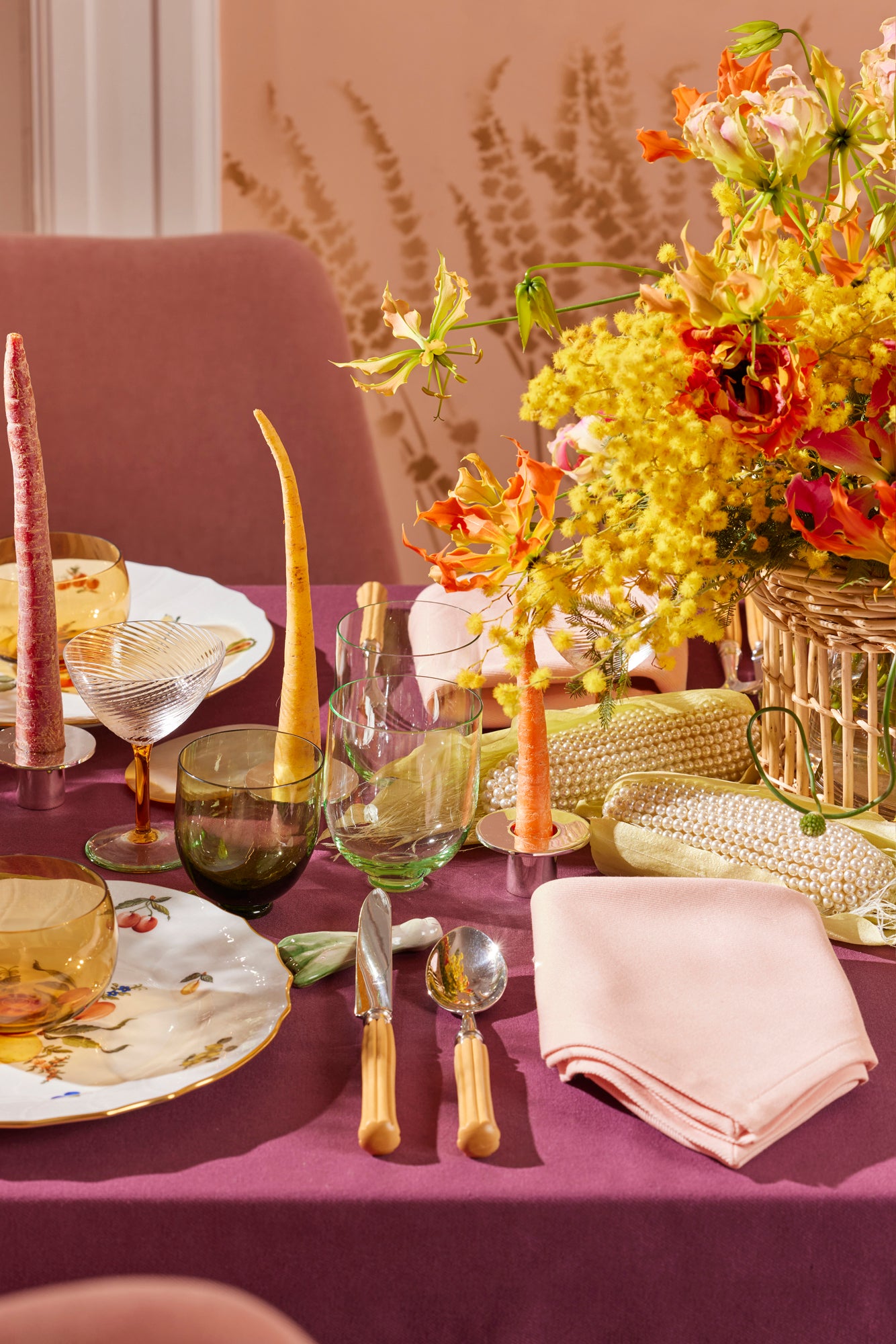 Colorblock tablecloth and lapkins for any occasion. Featuring knife rest in the shape of vegetables to liven up your table.