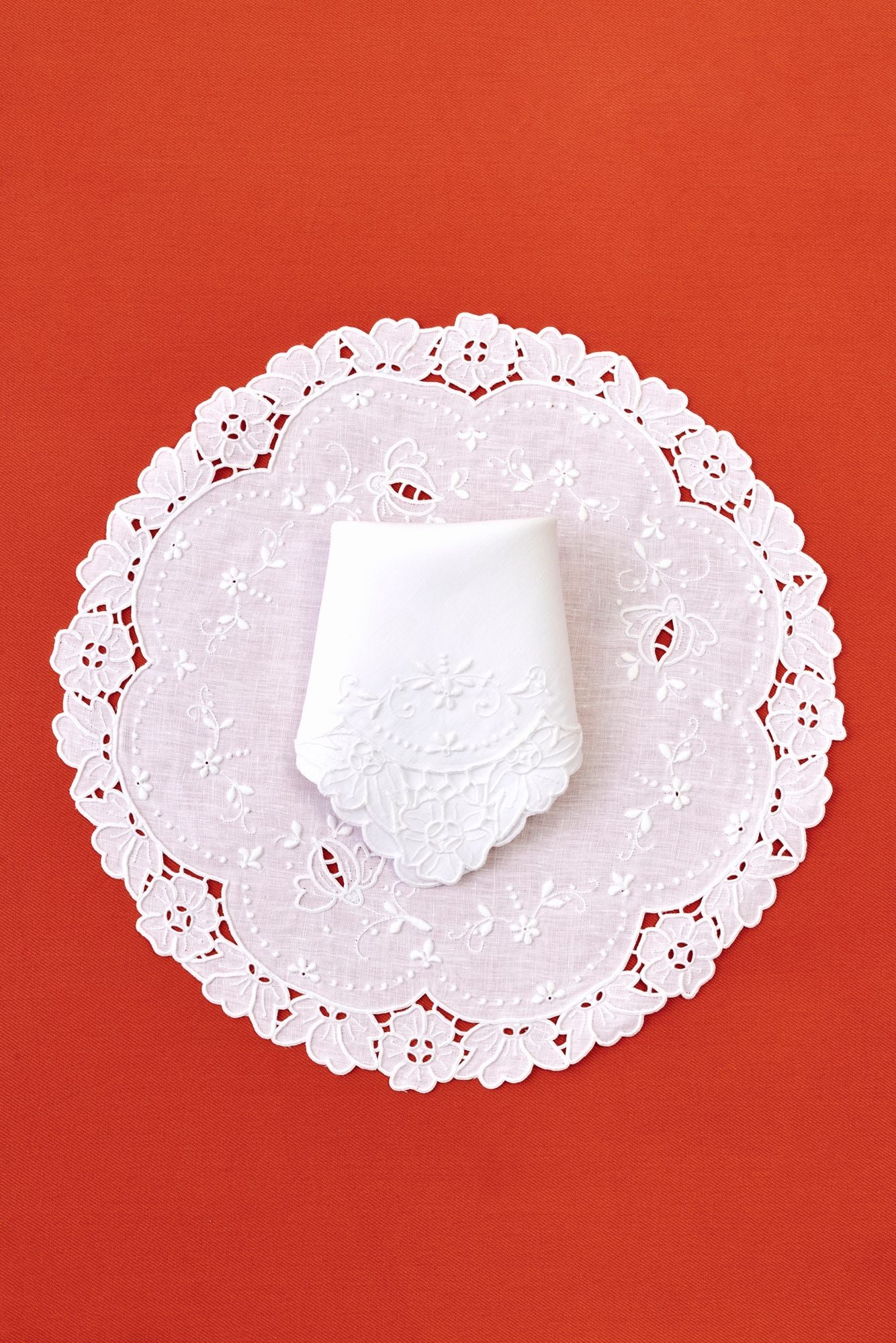FLORAL OPENWORK LINEN NAPKIN & PLACEMAT SET.